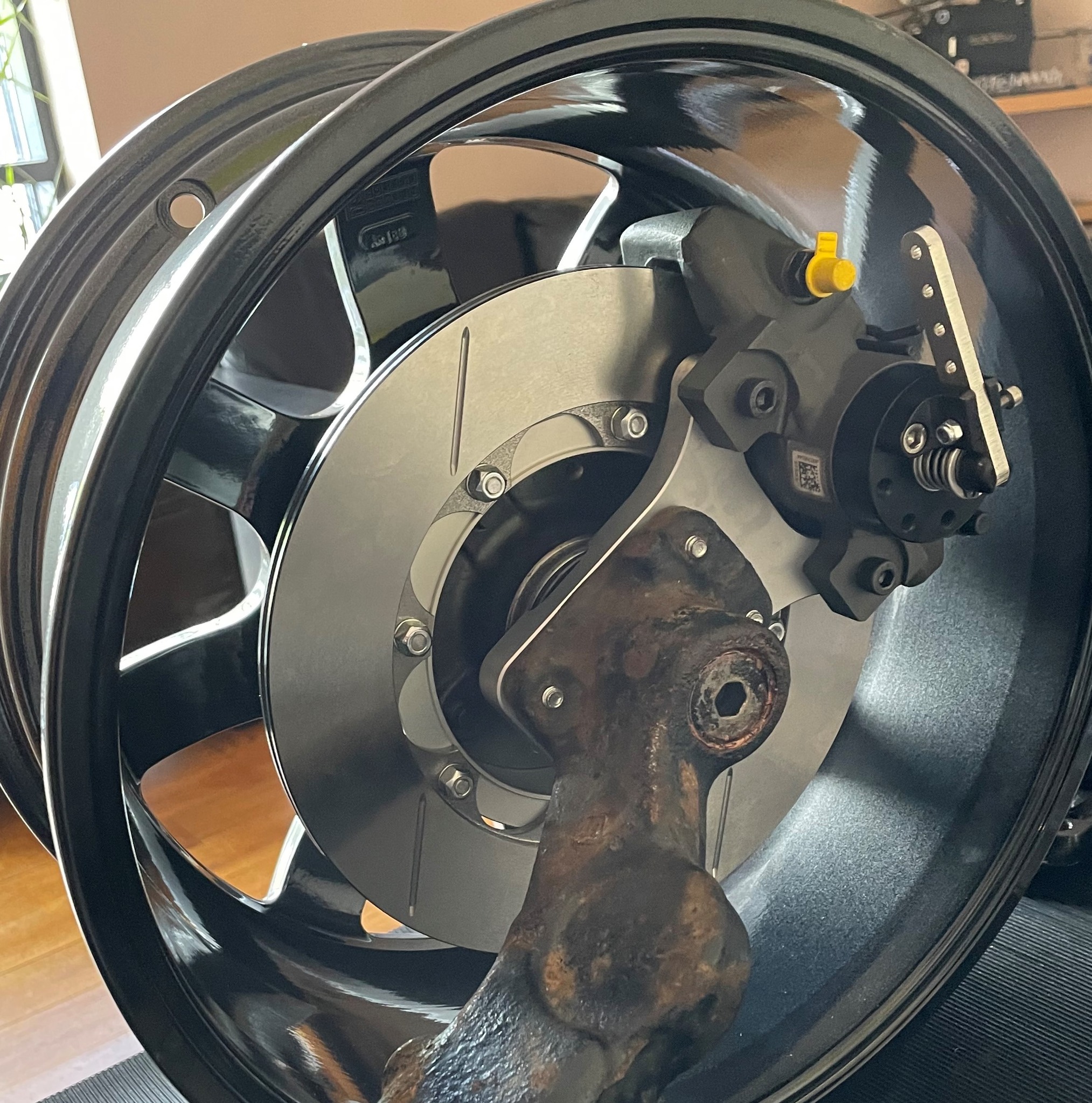 REPOST - Oops! As pointed out by our eagle-eyed customers, these are Peugeot 205 caliper carriers and disc bells designed and machined up in-house at SWR. Thanks to @connorandrews96 for spotting it!
#swrmotorsport #machining #cncmachining #engineering #racing #competition #motorsport #peugeot205 #discbells #calipers #bespokedesign #bespoke #Aquablast #design #designandengineering