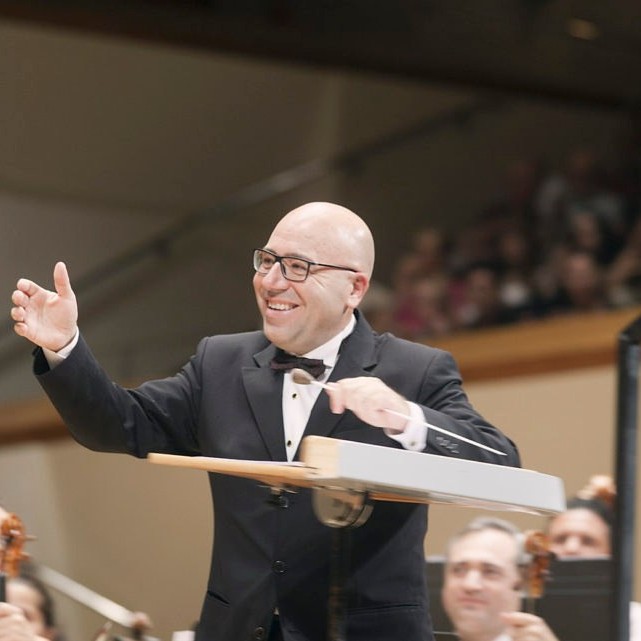 „Ideal für jeden festlichen Anlass!“ schreibt der spanische Komponist @ferrerferran_ über sein 3-sätziges Werk „Ceremonial“, welches für die Einweihung eines Konzertsaales vertont wurde. Auch wir freuen uns, bei der zweitägigen „Zeremonie“ der Generalversammlung des Tiroler Blasmusikverbandes mitwirken können!
Aber wir nutzen diese Gelegenheit auch als Training für den Blasorchesterwettbewerb der Höchststufe, bei dem wir im Oktober in Grafenegg teilnehmen werden. „Ceremonial“ wird dabei das Pflichtstück sein.
Beim Konzert in Matrei erklingt der 2. Satz mit Marschcharakter und der tänzerische 3. Satz! #seidabei
Bildrechte: Eva Ripoll
#BPHO #oebv #blasmusikverbandtirol #adfestum #festkonzert #ceremonial #ferrerferran #sinfonischesblasorchester #wettbewerb