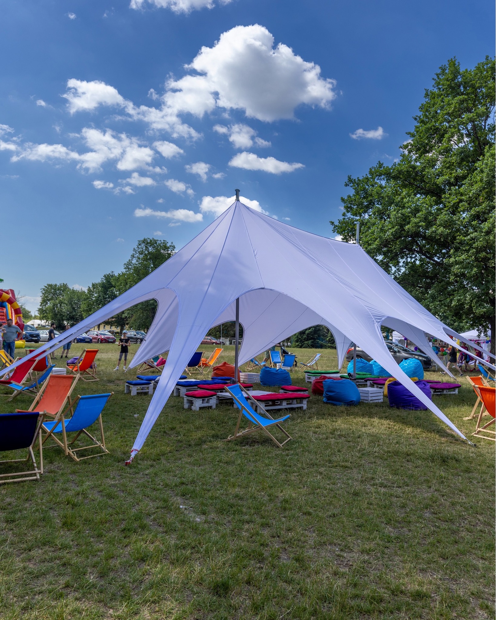 Podczas pikników warto pamiętać o zorganizowaniu strefy gdzie uczestnicy będą mogli schować się przed słońcem. My postawiliśmy na kolory i pokaźnych rozmiarów pająka 🕷
#piknikidlafirm #event #wydarzenie #workgroupevents #eventydlafirm #eventwplenerze #piknik #zabawa
