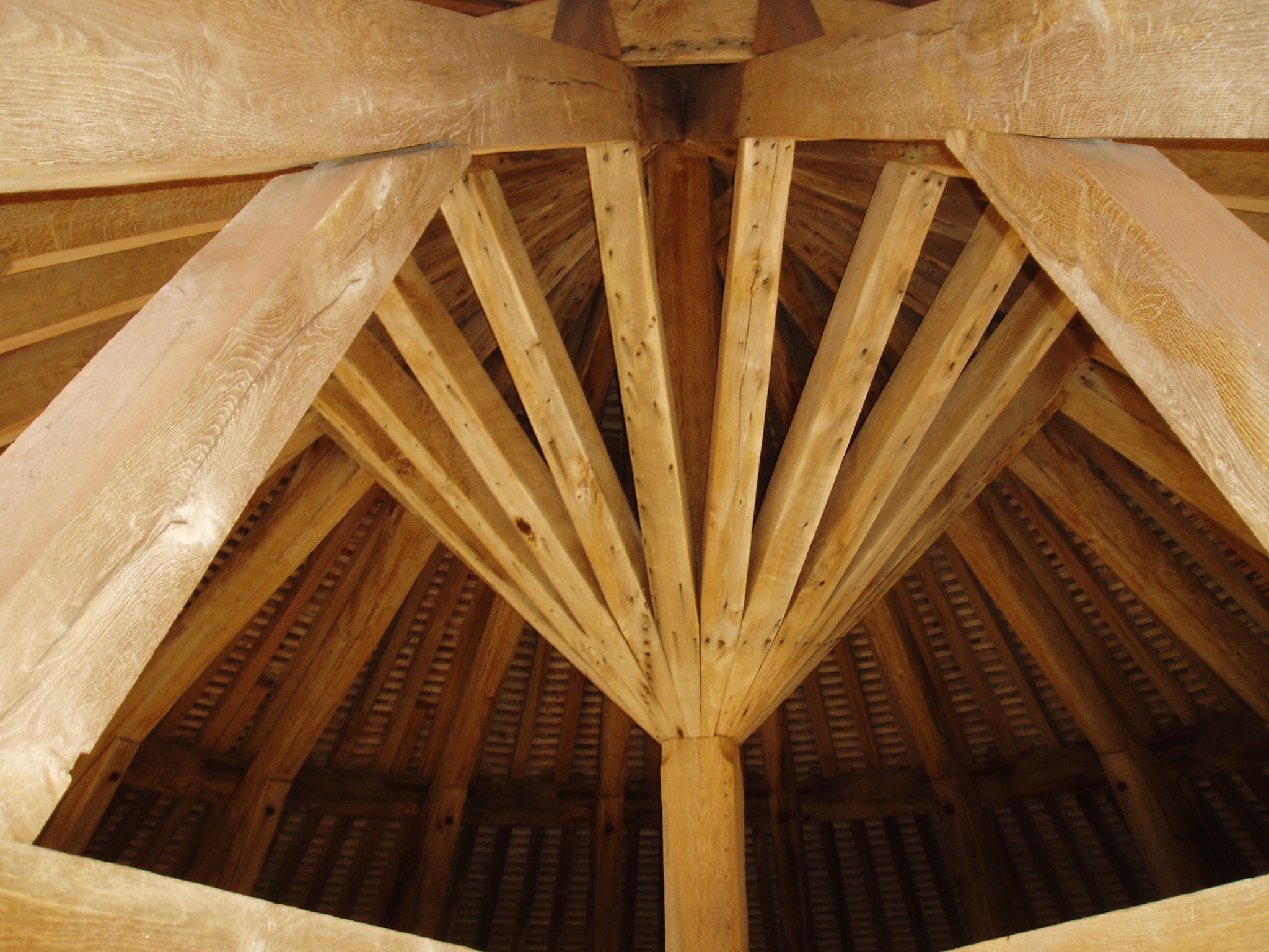 Kolommen moeten niet altijd rond zijn. Wij maken ze in allerlei vormen en soorten.
Onder andere vierkant, zoals de pilaar en het gebinte dat dit mooie ronde dak ondersteunt.
#solidwood #buildingwithwood #liefdevoorhout #bouwenmethout #houtschrijnwerk #massiefschrijnwerk #buildwithwood #vakmanschap #woodencolums #architectural #houtbewerking #houtbewerkingopmaat #houtenkolom #massiefhout