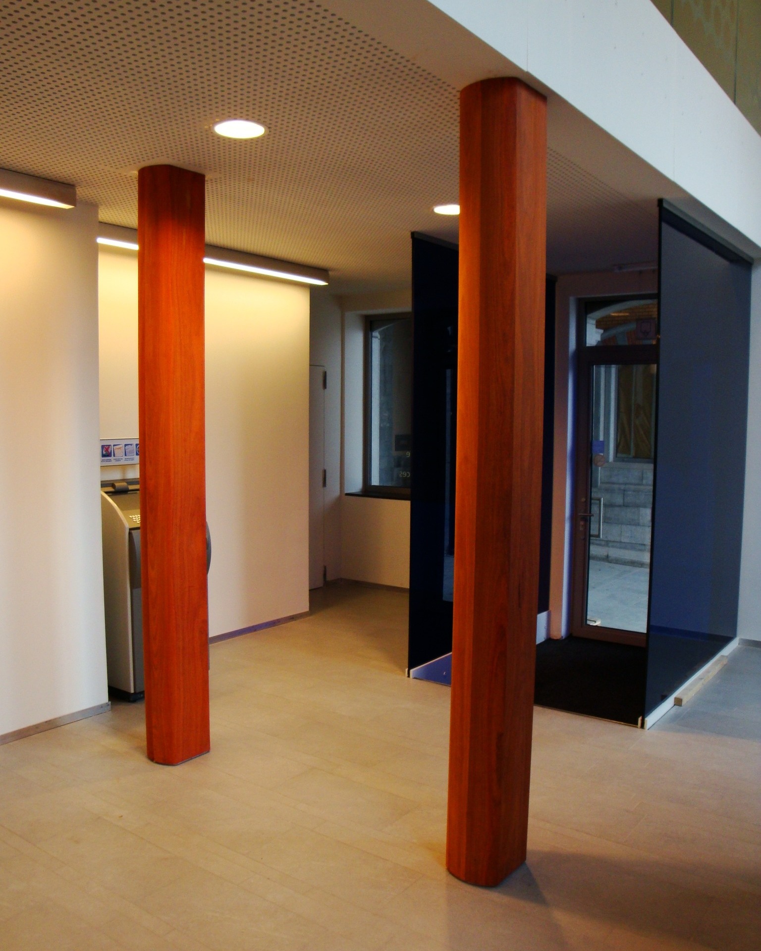 Net ietsje anders. Voor wie goed kijkt, merkt op dat deze twee pilaren in dit AXA bank kantoor afgeplat zijn aan de zijkanten.
De typische rode kleur van het padouk hout is intussen mooi vergrijst doorheen de tijd.
#bouwenmethout #solidwood #buildingwithwood #liefdevoorhout #bouwenmethout #houtschrijnwerk #massiefschrijnwerk #tevredenklant #duurzaamheid #buildwithwood #vakmanschap #woodencolums #architectural #rondekolom #houtbewerking #houtbewerkingopmaat #houtenkolom #massiefhout #padouk #houtenpilaar #constructievekolom