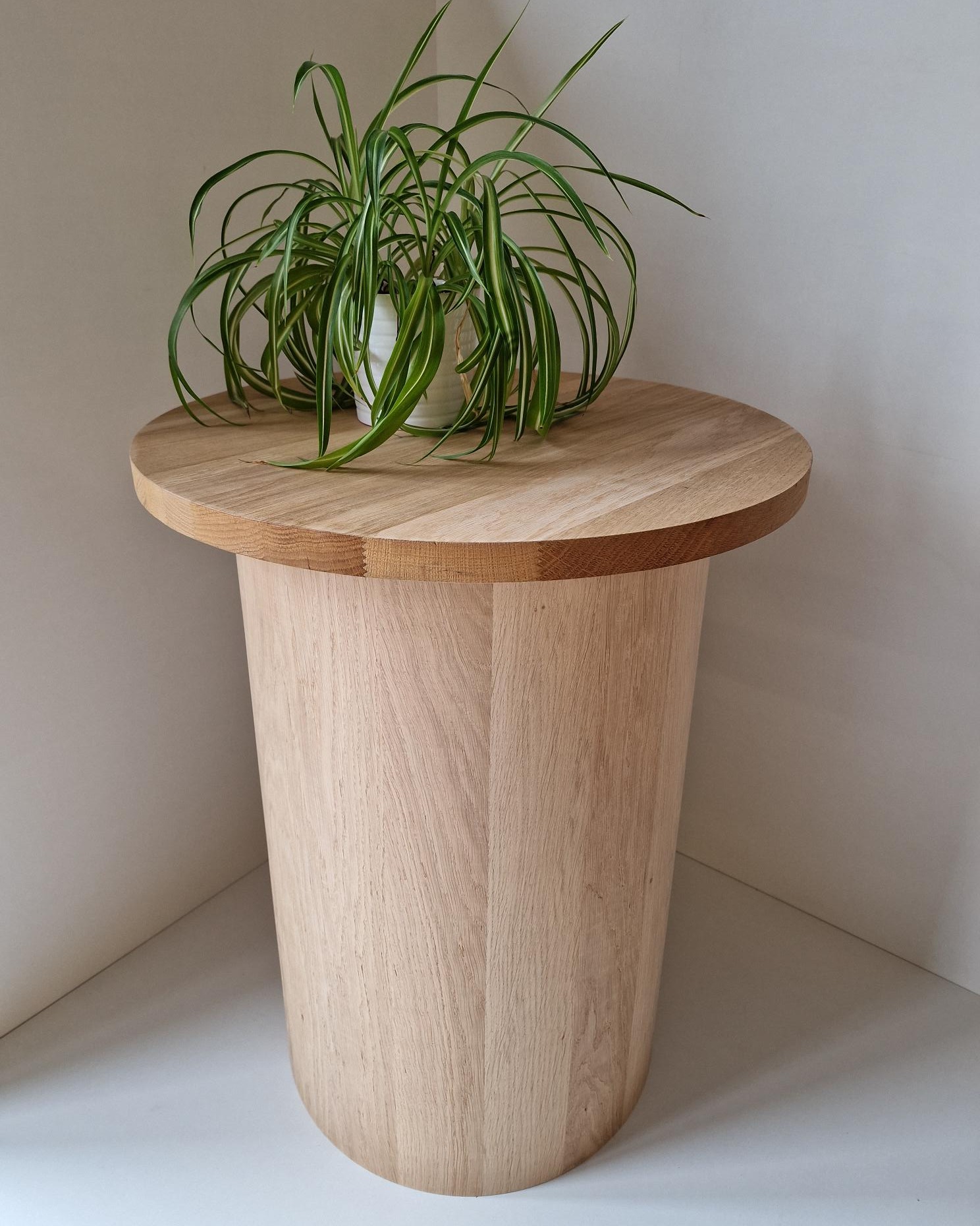 ◄ Tafelpoten ►
Hoewel je het op de foto niet kan zien, bestaan deze ronde tafelpoten uit een holle kern.
Tafelpoten maken we in verschillende uitvoeringen qua houtsoort en hoogtes. Sommige klanten kiezen voor een hoogwaardige houtsoort omdat de tafelpoot zichtbaar blijft.
Andere klanten bekleden de tafelpoten met mortex en dan stellen we andere alternatieven voor qua hout.
Ben jij team Hout of team Mortex?
Deel het in de comments!
#tafelpoot #houtentafelpoot #tafelpotenopmaat #mortex #salontafelpoot #solidwood #buildingwithwood #liefdevoorhout #bouwenmethout #houtschrijnwerk #massiefschrijnwerk #duurzaamheid #buildwithwood #vakmanschap #woodencolums #architectural #rondekolom #houtbewerking #houtbewerkingopmaat #houtenkolom #massiefhout