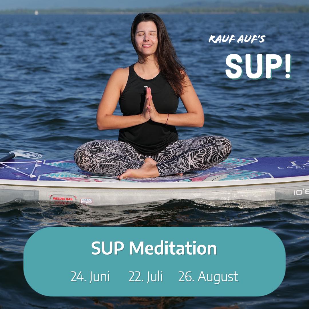 Bei SUP Meditation steht die Entspannung im Vordergrund. Durch die Ruhe auf dem Wasser, das leichte Wiegen durch die Wellen, das Plätschern des Wassers kannst du komplett abschalten. Begleitet wird das Ganze durch ein paar Atemübungen, die zusätzlich helfen den Kopf abzuschalten und sich ganz dem Hier und Jetzt hinzugeben. Du willst auch auf dem SUP im Abendlicht abschalten? Dann schnell anmelden und Platz sichern!
#sup #supworkout #workout #standuppaddling #paddleboarding #chiemsee #chiemgau #chiemseealpenland #chiemgauliebe #prien #prienamchiemsee
@yogionthemove @blueberry.picker