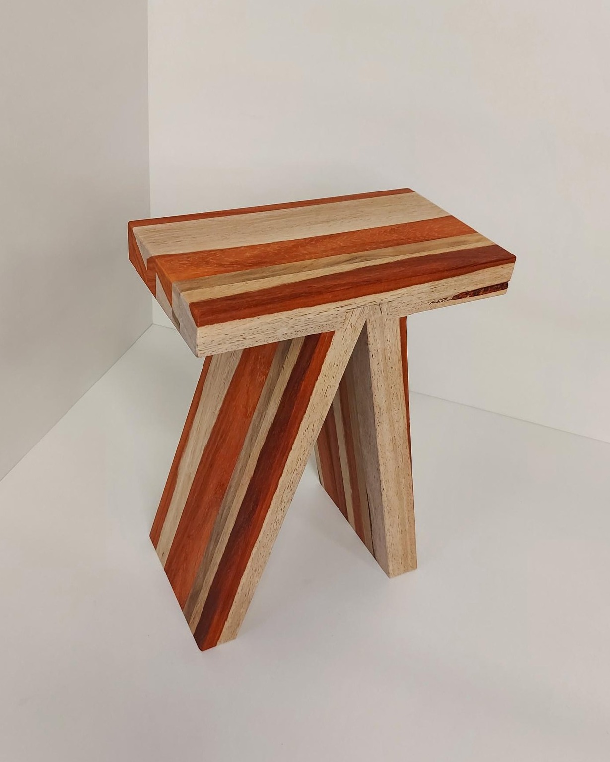 Gooien wij ons resthout zomaar weg?? 🌲🚫
Veel projecten realiseren betekent ook: restjes hout. Maar bij ons verspillen we niets!
Het zaagsel vangen we op, daar persen we briketten van waar we in de winter ons atelier en kantoor mee verwarmen. 🔥❄️
En de kleine restanten hout? Die krijgen een tweede leven als prachtige en sterke krukjes! 🪑💚
Elk stukje hout dat we gebruiken, krijgt een nieuw leven en wordt met vakmanschap omgetoverd tot een prachtig krukje dat een echte eyecatcher is in elk interieur.
Ze zijn perfect geschikt als extra zitplaats, bijzettafeltje of zelfs als een decoratief element om je favoriete plant of boek op te plaatsen.
Door een krukje bij ons te kopen, draag je niet alleen bij aan een duurzamere wereld, maar heb je ook een uniek en kwalitatief meubelstuk dat lang meegaat. Het is een investering in zowel stijl als verantwoordelijkheid.
Dus waar wacht je nog op?
Geef jouw interieur een vleugje natuurlijke schoonheid en functionaliteit met onze prachtige krukjes, gemaakt met liefde voor hout en respect voor het milieu. Ontdek het unieke karakter van ons resthout en geef het een plek in jouw huis. 🏡💚
Check ze allemaal via www.peetersjef.be/webshop.
#duurzaamdesign #resthoutkrukjes #milieuvriendelijk #uniekeinterieurs #duurzaamheid #resthout #hergebruik #creativiteit #krukje #massiefhout #solidwood #buildingwithwood #liefdevoorhout #koopbelgisch #duurzaam #eigenontwerp #massiefschrijnwerk #recycledwood #duurzaamondernemen