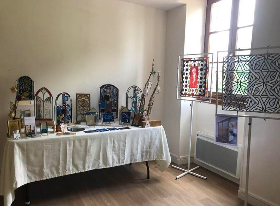 Auréline Calot, créatrice de vitraux expose à l’Office de Baye du 4 au 9 juillet. Venez découvrir ses œuvres !
Elle sera présente samedi 8 et dimanche 9 pour vous expliquer son savoir-faire.