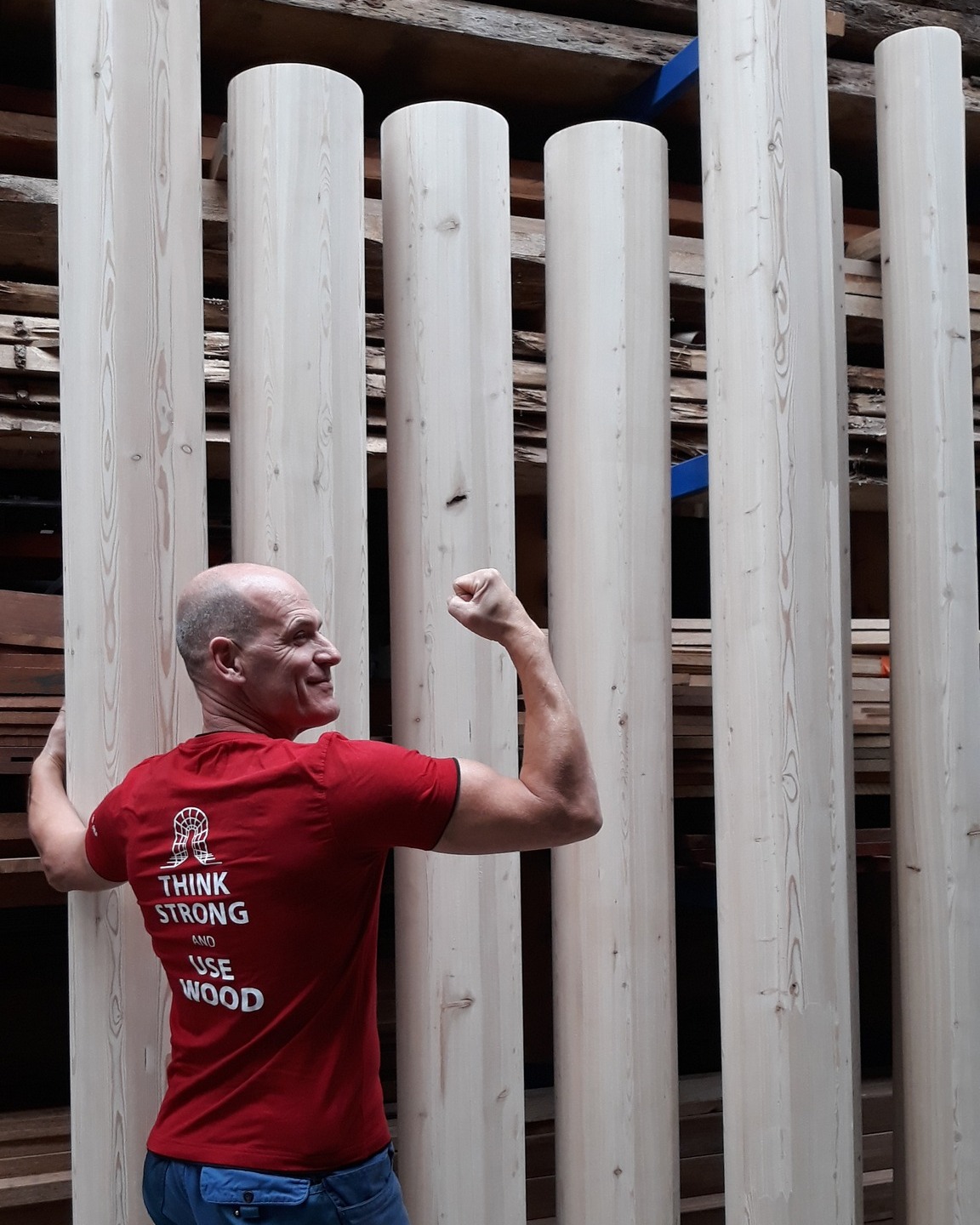 Er was eens een tijd waarin hout het fundament vormde van elke constructie. Mensen vertrouwden op de natuurlijke kracht en schoonheid van hout om hun huizen, bruggen en gebouwen te bouwen. Maar naarmate de tijd verstreek, begonnen andere materialen de overhand te nemen in de bouwwereld. Staal, beton en kunststof kwamen op en beloofden hogere sterkte, duurzaamheid en snellere constructietijden. Hout leek in de vergetelheid te raken, verdrongen door deze moderne alternatieven.
Echter, er waren enkele ambachtslieden die de essentie van hout nooit vergaten. Ze begrepen dat hout niet zomaar een materiaal was, maar een levende bron van inspiratie. Ze geloofden in de kracht van hout, in de karakteristieke vezels die verhalen vertelden van de leeftijd van de boom, de harmonie met de natuur en de warmte die het aan elke ruimte gaf.
Deze ambachtslieden vormden een schrijnwerkerij, een plek waar de geest van hout levendig werd gehouden. Ze koesterden het vakmanschap dat van generatie op generatie was doorgegeven.
Terwijl de wereld verder draaide op de ritmes van moderne technologie, begonnen deze ambachtslieden hun vakmanschap opnieuw onder de aandacht te brengen. Ze nodigden mensen uit om hout opnieuw te omarmen als een duurzaam en tijdloos bouwmateriaal.
Om hun verhaal te verspreiden creëerden ze een website waarop ze hun meest indrukwekkende projecten toonden, van adembenemende architectonische hoogstandjes tot intieme interieurontwerpen. Ze gebruikten foto's en video's die de transformatie van ruwe houtblokken naar prachtige kolommen in beeld brachten.
Langzaam maar zeker begon hun boodschap weerklank te vinden. Architecten begonnen holle kolommen op te nemen in hun ontwerpen, waardoor de esthetiek en de verbinding met de natuur werden versterkt. Klanten realiseerden zich dat ze niet hoefden in te leveren op sterkte of duurzaamheid, maar dat ze juist konden profiteren van de natuurlijke voordelen van hout.
En zo herinnert dit verhaal mensen eraan dat hout nooit uit de mode raakt, maar altijd de essentie van bouwen bleef. Het verhaal van de schrijnwerkerij leeft voort, als een inspiratiebron voor ambachtslieden en een herinnering aan de tijdloze kracht van hout.