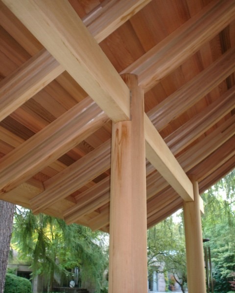 ◄ Hoge vuurresistentie ►
Naast een hoge draagkracht hebben houten kolommen een hogere vuurresistentie (RF-waarde) dan stalen of betonnen varianten.
Bij brand ontstaat een houtskoollaag aan de oppervlakte van de steunpaal. Deze houtskoollaag vertraagt de verbranding en beschermt de onderliggende houtzone.
Zo zullen onze holle kolommen bij een uitslaande brand hun draagkracht pas na 30 minuten verliezen.
Deze evacuatietijd kan indien nodig verlengd worden tot 1uur, door de kolom te behandelen met een brandwerend product.
Verdieping over de draagkracht van de kolommen vind je op www.peetersjef.be/houtenkolommen
Positieve groet, Jef
#solidwood #buildingwithwood #liefdevoorhout #bouwenmethout #houtschrijnwerk #massiefschrijnwerk #duurzaamheid #buildwithwood #industriebouw #vakmanschap #woodencolums #architectural #rondekolom #houtbewerking #hollekolom #houtbewerkingopmaat #houtenkolom #massiefhout #woningbouw #tuinpaviljoen #houtenpilaar #constructievekolom #villabouw #hollekolommen #kolom #houtenkolommen