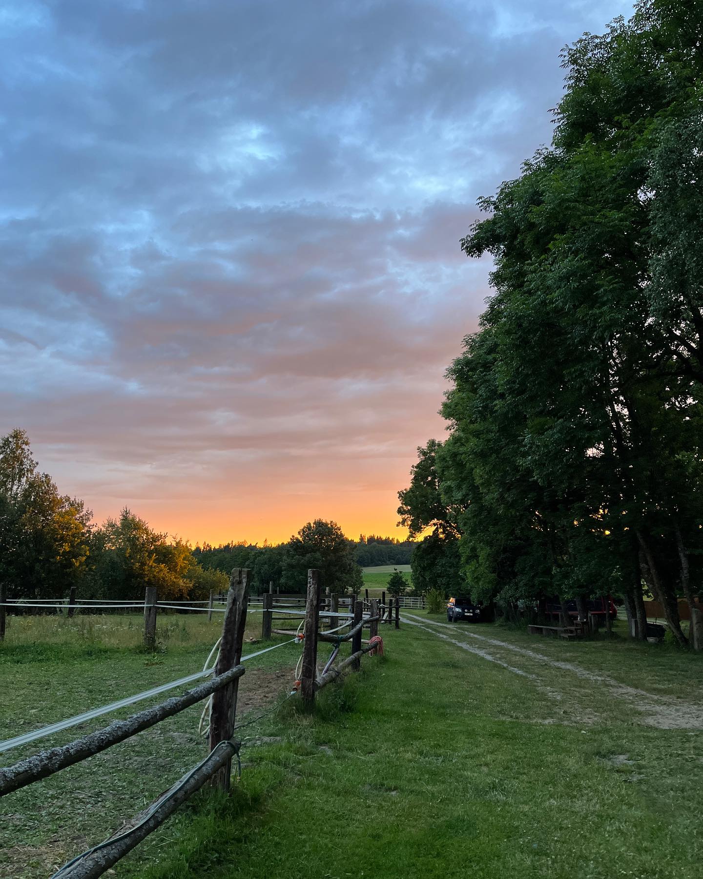 Krásný den končí nádherou! 💚#ondastatek #nabelidle43 #sunset #krasa #krasnyvecer #oblohojakmalovana