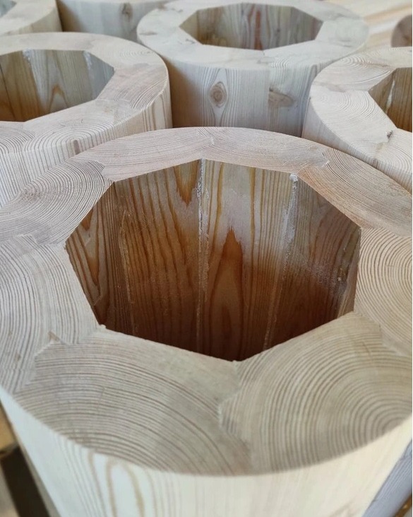 "Het geheel is meer dan de som van de delen"...
...krijgt een bijzondere betekenis wanneer toegepast op holle houten kolommen samengesteld uit verschillende massiefhouten profielen. In deze architectonische creatie komen individuele houten elementen samen om iets groots en indrukwekkends te vormen. Elk afzonderlijk massiefhouten profiel draagt bij aan de structurele integriteit en visuele uitstraling van de kolom, maar het is pas wanneer ze samenkomen dat hun ware potentieel wordt onthuld.
De holle kolommen zijn een krachtig voorbeeld van vakmanschap en technische finesse, waarbij de unieke eigenschappen van elk massiefhouten profiel worden geoptimaliseerd. Elke profielkeuze, van de houtsoort tot de afmetingen en textuur, draagt bij aan het uiteindelijke resultaat. Het samenvoegen van deze profielen vereist zorgvuldige precisie en vaardigheid om een perfecte pasvorm en naadloze integratie te bereiken.
Wanneer de kolommen eenmaal zijn samengesteld, ontstaat er een harmonieus geheel dat de omgeving verrijkt en een verbluffende visuele impact heeft.
Deze pilaren herinneren ons eraan dat door de samenwerking van individuele elementen iets buitengewoons kan ontstaan. Het benadrukt het belang van synergie en samenwerking in de bouw, waarbij elk onderdeel, hoe klein ook, een essentiële rol speelt in het creëren van een meesterwerk. Het is een eerbetoon aan de kracht van vakmanschap en de ongeëvenaarde schoonheid van massiefhout, waarbij het geheel werkelijk meer is dan de som van de prachtige delen.
Valt het op dat wij een hart voor hout hebben?
#houtenpilaar #constructievekolom #solidwood #hollekolom #hollekolommen #buildingwithwood #kolom #woodencolumn #liefdevoorhout #houtmaatwerk #architectuur #bouwenmethout #houtenkolommen #houtconstructie #houtbouw #eigenontwerp #houtschrijnwerk #massiefschrijnwerk #duurzaamheid #buildwithwood #industriebouw #vakmanschap #woodencolums #architectural #rondekolom #houtbewerking #houtbewerkingopmaat #houtenkolom #massiefhout