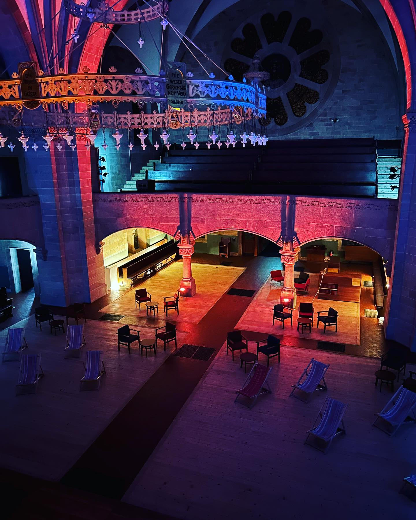 So schön sah es vor dem #Afterglow mit @antonschleidt_tonanton am @freiluftfestival aus: Liegestühle und Sessel im geräumten Carré wie im Traum zum Wegdösen. 💭✨
#ambient #chillout #sounddesign #lightdesign #tealandorange #rotblau #kulturkirche #pauluskirche #basel #schweiz #switzerland #festival #summer #armchair #deckchair #lounge #vibes