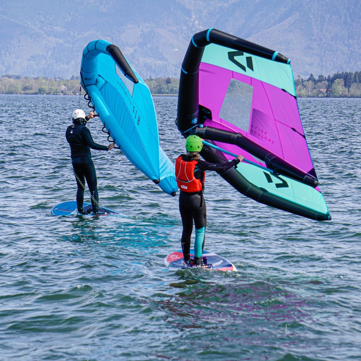 Wingsurfen und Wingfoilen sind die Trendsportarten auf dem Wasser - und bei uns kannst du es testen, lernen oder Material leihen! Und das bereits jetzt am Samstag: Wir bieten um 11 und 14 Uhr Kurse! Anmeldung per 📲 oder 📧.
Den Einstieg in den Wingsport erleichtern wir dir mit unserem selbstgebauten Wing-Simulator, wo wir dir das optimale Handling des Wings zeigen und du üben kannst. Dann gehts auf unseren Schulungsboards - noch ohne Foil aber damit mit viel Stabilität - aufs Wasser für deine ersten Wing-Erfahrungen. Wir sorgen auf jeden Fall für Spaß und schnellen Lernerfolg!
#wingsport #wingsurf #wingfoil #wingfoilen #wingfoiling #watersports #chiemsee #chiemseealpenland #chiemseechiemgau #chiemgauliebe