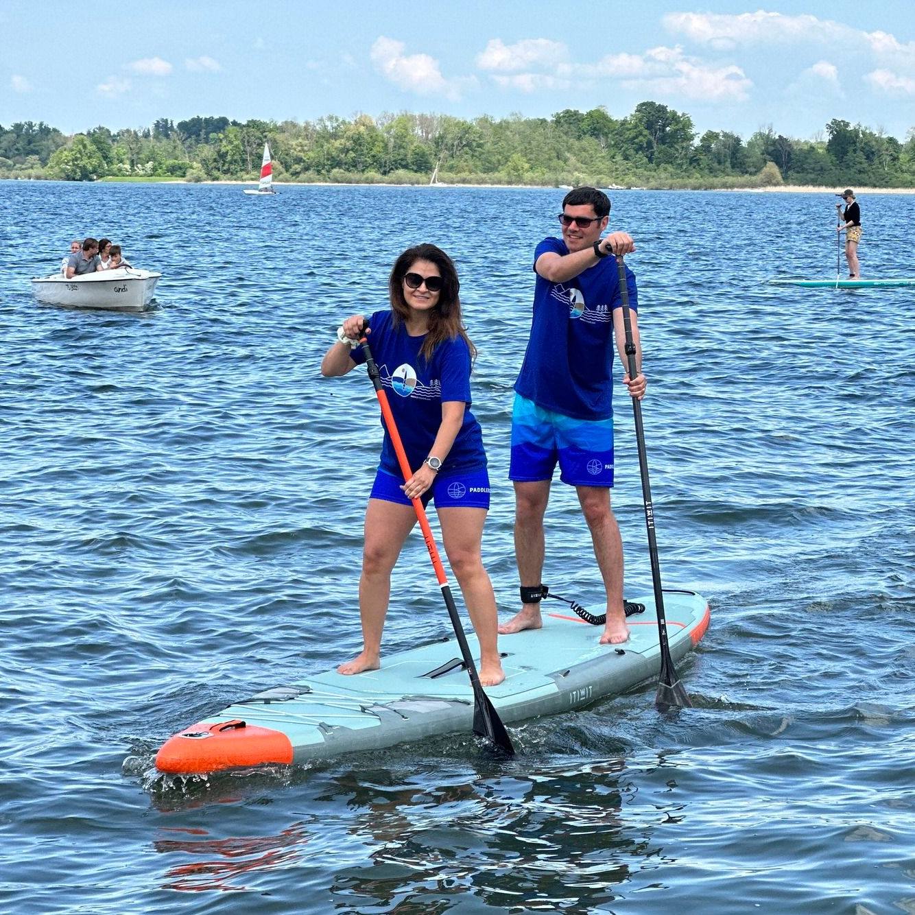 Zu zweit auf dem Wasser Spaß haben - das habt ihr mit unserem Tandem-SUP. Gemeinsam paddeln, um weiter voran zu kommen lautet dabei das Motto.
Unser Tandem ist für die Familie oder Freunde geeignet und verspricht magische Momente auf dem Wasser. Seine Maße machen das Board ultrastabil und versprechen ein sehr gutes Gleitverhalten.
@decathlondeutschland @decathlon @itiwit #decathlondeutschland #entdeckewasdichbewegt #itiwit #sup #standuppaddling #paddleboarding #stehpaddeln #chiemsee #chiemseechiemgau #chiemgauliebe