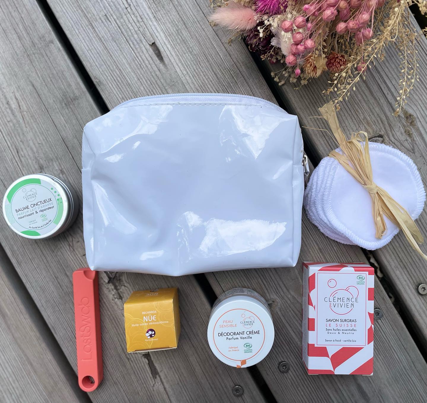 Partir en vacances, partir en week-end, l’esprit léger 🫧
Dans votre trousse de toilettes, les solides vous font gagner de la place !
Retrouvez ici :
🌸 le baume nourrissant multi-usage
🌸 le coton-tige lavable
🌸 le démaquillant solide
🌸 le déodorant crème
🌸 le savon corps et visage doux
🌸 les cotons lavables
Gain de place et durée de vie +++
C’est un combo gagnant pour vous ❤️
Et vous, quel est votre indispensable dans votre trousse de toilette ?
✨✨✨✨
Tous les produits sont dispos dans la box à composer soi-même
Envoi dans toute la France en colissimo et relais pick up 📦
Lien dans la bio
#vacances #weekend #voyage #vanity #troussedetoilette #baume #cotontigereutilisable #demaquillant #deodorant #savon #cotonslavables #bio #durable #box #boxbio