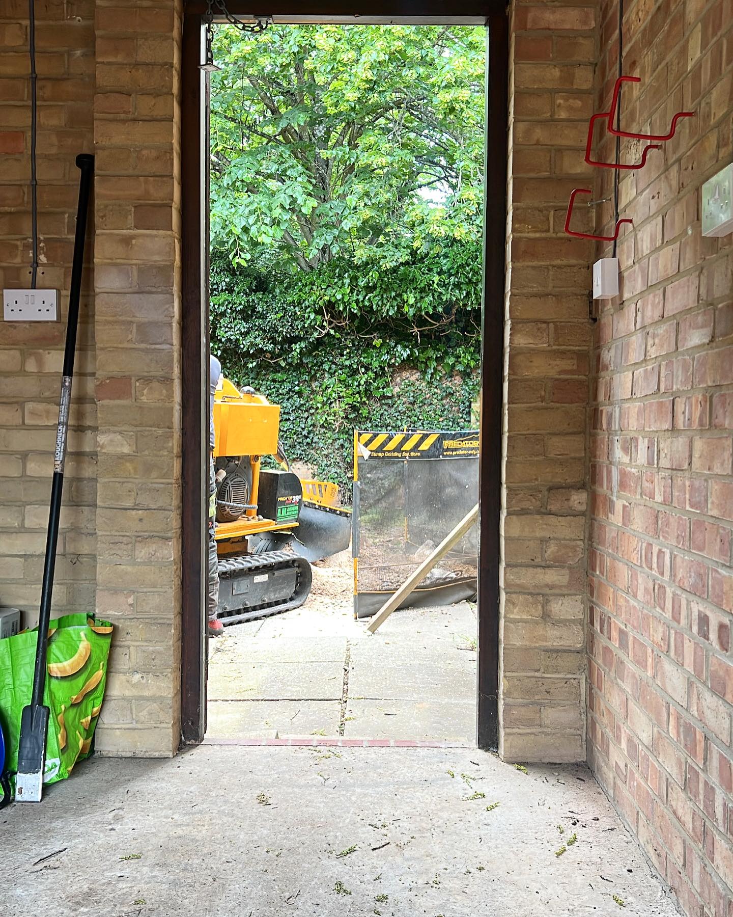 A stump completed last week with very tight access 🌳🌳 #amgroundmaintenance #norwich #norfolkbusinessnetwork #norfolk #norwichbusinesses #arb #arboriculture #edp24