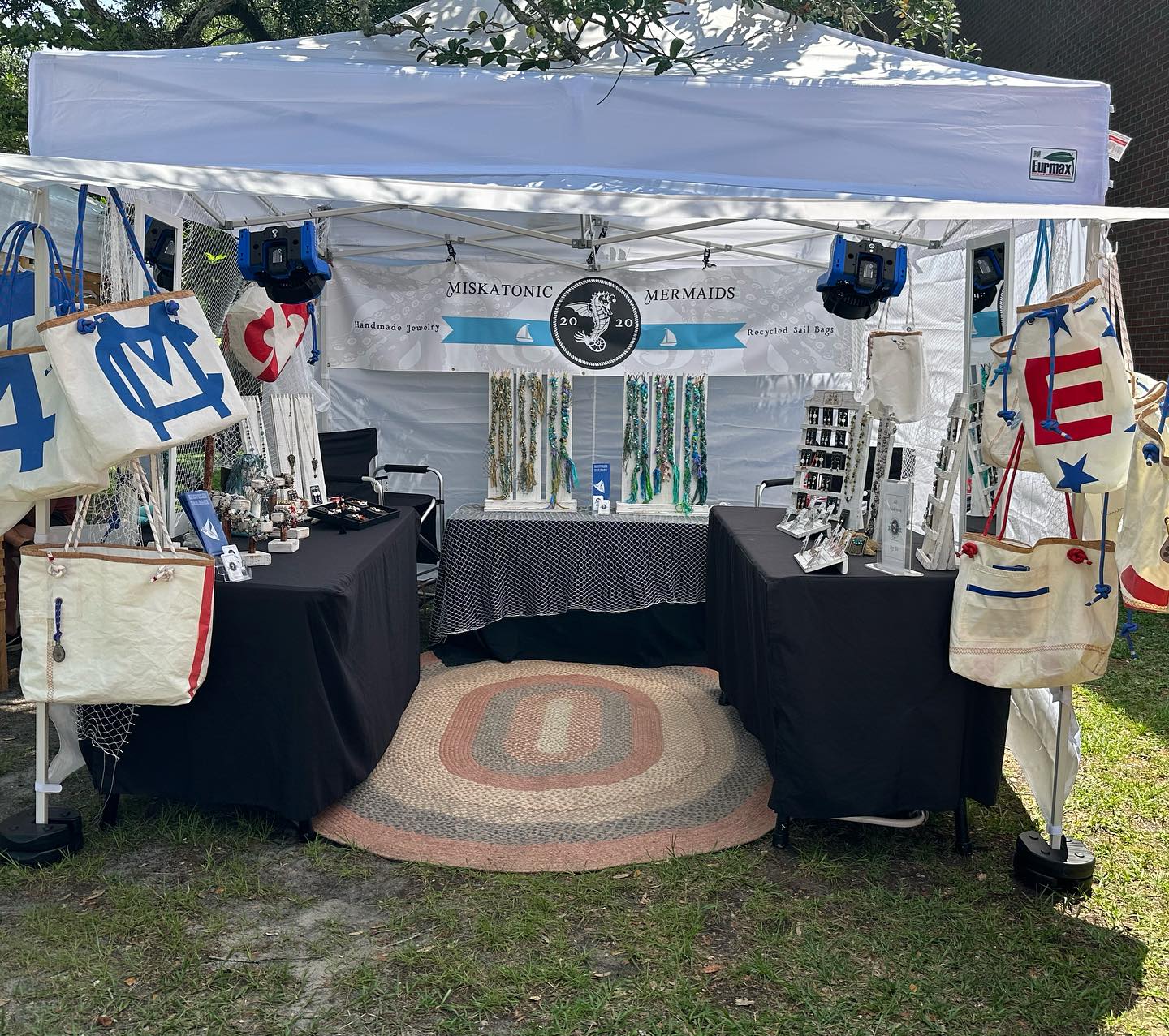 We are here @southportnc for the Fourth of July show! Be sure to come check us out! We have Sail Bags, handmade jewelry and more!
#southport4thofjulyfestival #southportnc #miskatonicmermaids #habdmade #craftshow #sailbags #jewlery #mermaidhair #mermaids