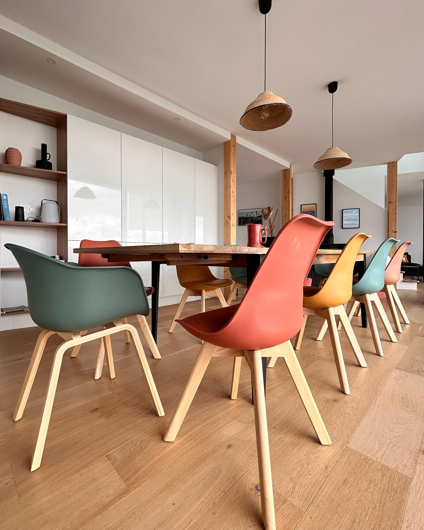 • Projet K1 •
Les logements destinés à la location saisonnière doivent être équipés de mobiliers solides et faciles d’entretien.
Ici, nous avons donc opté pour des chaises coque et une table en chêne massif/pieds métal.
Les propriétaires souhaitant garder des murs blancs, j’ai apporté la fantaisie et la touche de couleur en jouant la carte de chaises dépareillées. Celles-ci donnent du peps à l’espace, sans pour autant le surcharger.
Chaises Ice @maisonsdumonde
Fauteuils Claire @westwingfr
Table Manhattan @fly_france
Suspension en jonc Casatera @decoclico
#decoration
#decorationinterieur
#coachingdeco
#locationsaisonniere
#maisondevacances
#chaisescandinave
#chaisecolorée
#chaisedepareillee
#maisonsdumonde
#ploemeur
#lorient
#guidel
#larmorplage