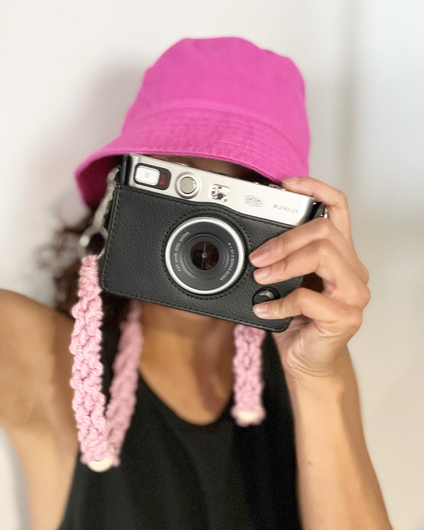 THINK PINK 💖
Making this “all-around” macrame strap non-stop. Part of my everyday @knotbyhannah made-to-order accessories
Looking for a specific colour, length, style? I got you! Message me for details
#knotbyhannah #handmade #madetorder #macrame #summer #pink #accessories #fujifilm #evo #macramemakers #macramecommunity