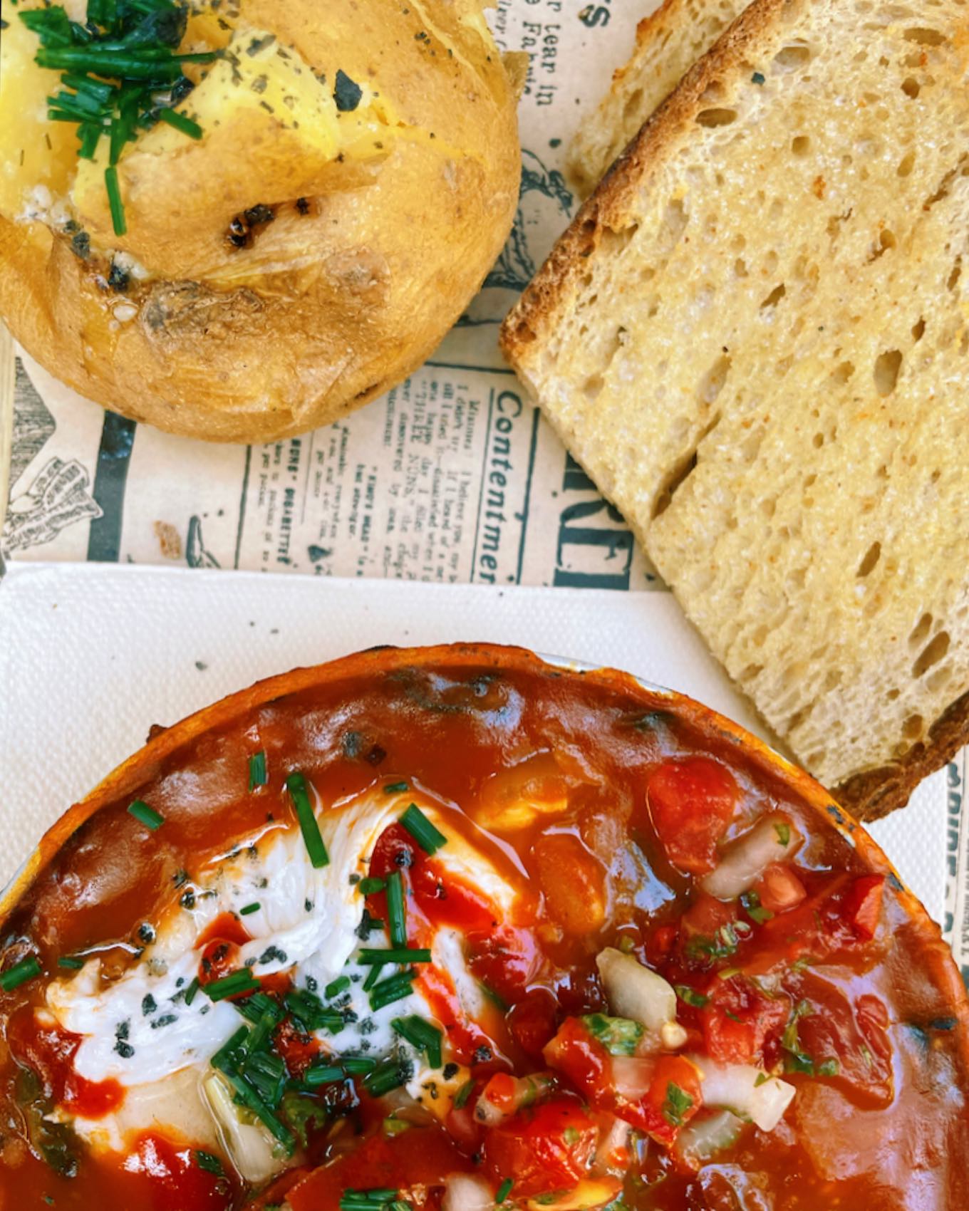 🍳 HUEVOS MARITSA.
•huevos eco
•picada de carne ecológica
•salsa de tomate
•judías
•sriracha
•espinaca
•pico de gallo
#eggs
#ecologico
#eco
#greekfood
#griego
#freegluten
#huevos
#huevosecologicos
#tomatoes
#homamade