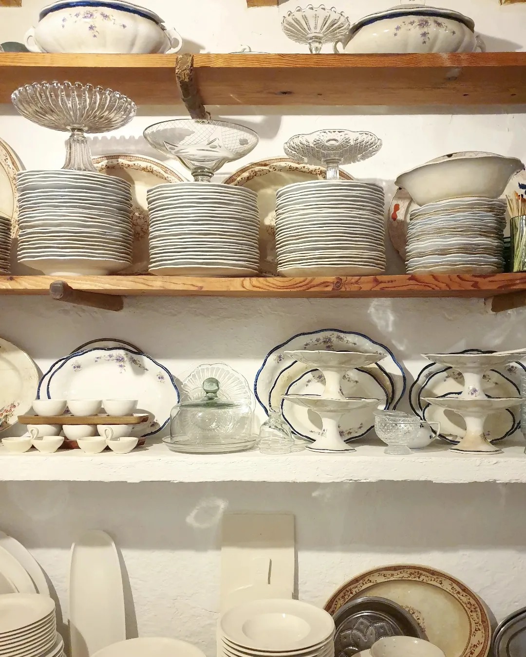 Someone else obsessed with tableware? 🙋♀️ Reminiscing still about a summer holiday we took to Mallorca two summers ago. We stayed at a beautiful family owned hotel/vineyard in Algaida. Every morning they would serve the most yummy buffet style breakfast by the pool, and right there next to all the coffee, local fruits and fresh bakes, was a small room filled with all sorts of plates, cups and serveware 🍽 All so beautiful and unique. For sure one of my favourite spots