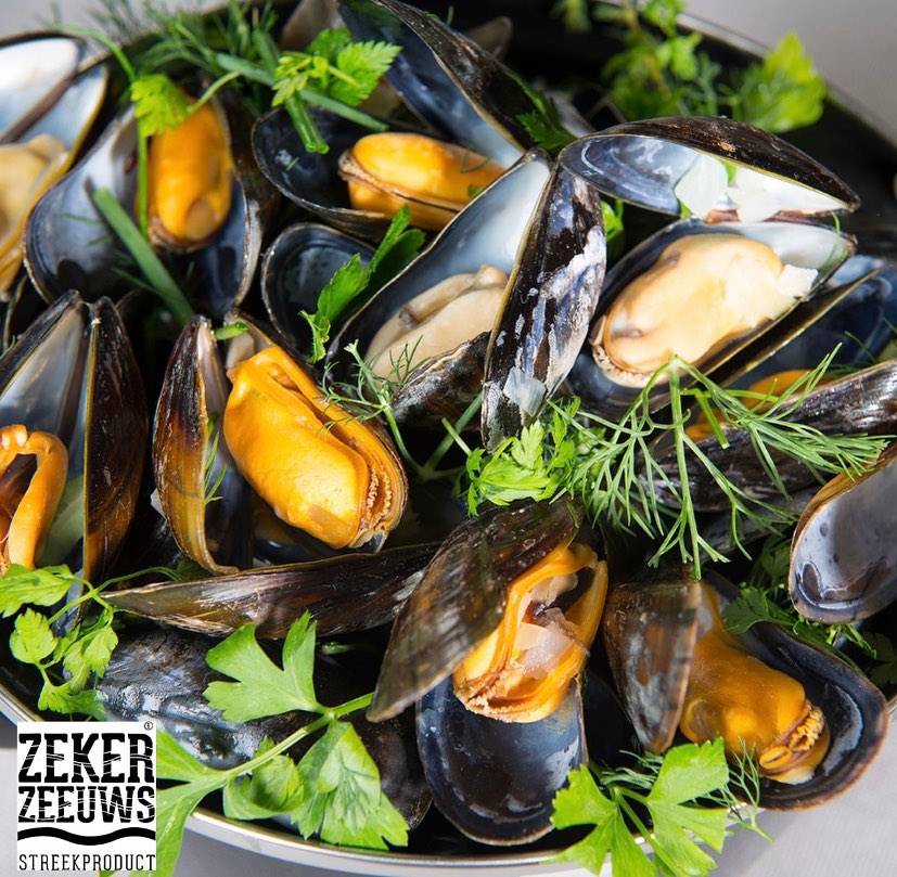 Ze zijn er weer! De heerlijke Zeeuwse bodemcultuur mosselen, rechtstreeks vanuit de zee naar je bord 🌊🐚
📍 Kenmerken van de Zeeuwse bodemcultuur mosselen:
🌿 Duurzaam gekweekt in de prachtige Zeeuwse wateren
🌊 Vol van smaak door de unieke bodem waarop ze groeien
🌍 Lokaal geproduceerd met respect voor de natuur, mens en dier
💯 Hoogwaardige kwaliteit en versheid gegarandeerd
Waarom zijn ze zo lekker?
🔸 Sappig en mals vlees dat smelt in je mond
🔸 Natuurlijke zilte smaak met een vleugje zoetheid
🔸 Heerlijk met een beetje knoflook, witte wijn en verse kruiden
🔸 Een culinair feestje dat je smaakpapillen verwent!
Maar mosselen bieden niet alleen een culinair genot, ze creëren ook een gevoel van samenzijn en gezelligheid. Het is een echt visgerecht dat je kunt delen met al je vrienden en familie.
Kijk jij ook zo uit naar het moment waarop het dampende mosselpannetje wordt geopend? Tag je mosselmaatjes en laat ze watertanden! 😋📸