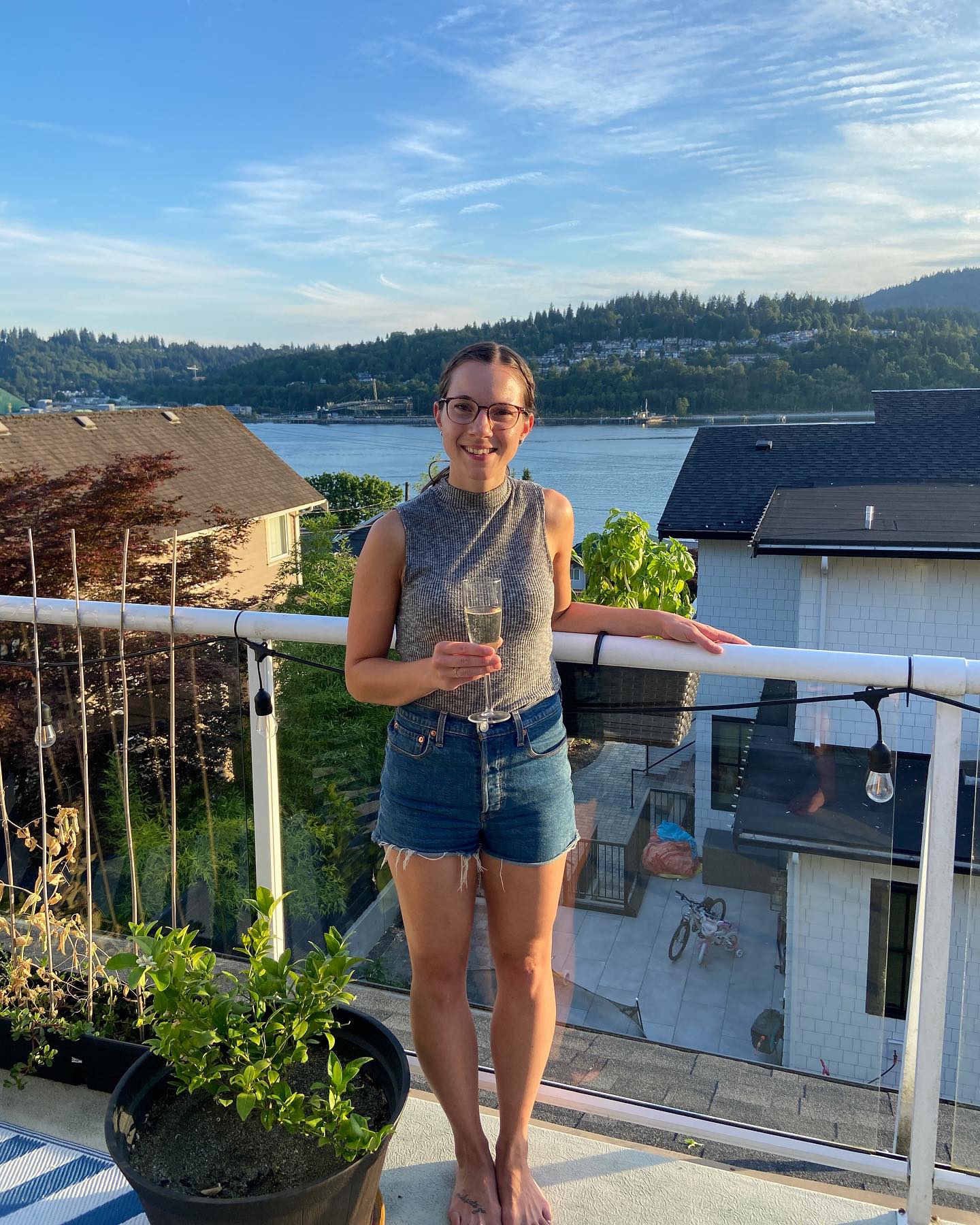 I’m officially a Certified Intuitive Eating Counsellor!
So proud of this accomplishment; little did I know that picking up the intuitive eating book 6 years ago would have led me here 🥲💛
I have had the chance to (and will continue to) support clients with:
• Ditching dieting/disordered eating behaviours and the all or nothing mentality, for a way of eating that honours their physical, emotional and mental health
• Trusting that their body can be listened to (without judgement) when it tells them they are hungry, full, or crave a specific food
• Getting rid of fear, guilt, shame, stress and anxiety around food choices
• Reducing how many hours they spend daily thinking about food and their body
• Being curious around rules around food and working on letting them go
• Building self compassion, body respect and coping skills to support them with getting through challenges around food, body, and life
I find this framework works WONDERS with athletes because they are not immune to the influence of diet culture – they too feel the pressure to look a certain way to be accepted or to succeed. When they are dieting in order to fit this “ideal look”, they often are unable to implement sport specific recommendations and their performance takes a hit (and often their physical and mental health too)!! This is where taking an intuitive eating approach can support an athlete in quieting the diet culture noise and trusting their body so they can succeed.
If you are looking to stop dieting and learn how to trust and nourish your unique body, or want to fuel better for your athletics and foster your food and body relationship at the same time, then reach out! I’d love to work with you 💛