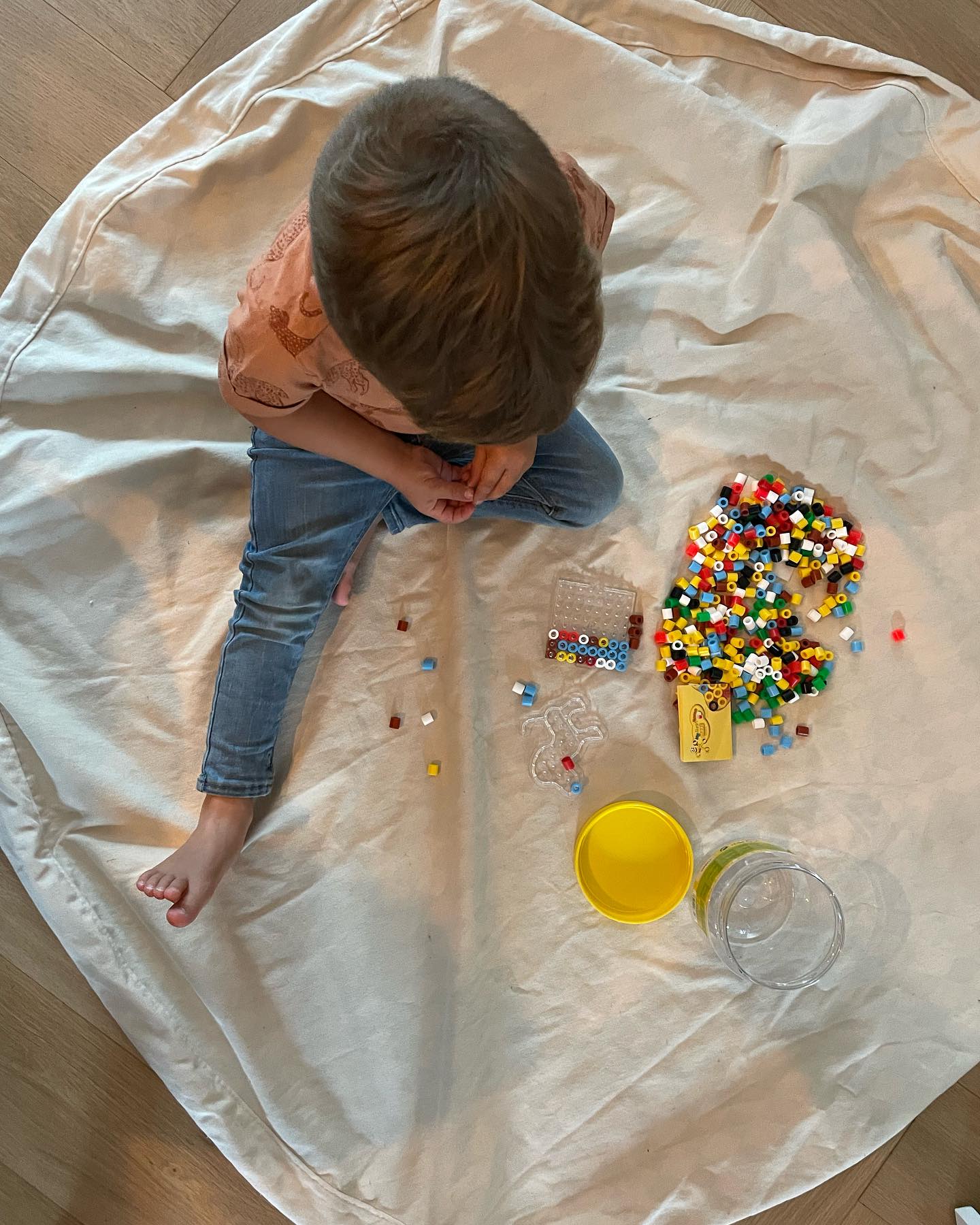 Deze stormachtige dag vraagt om heerlijk binnenspelen, wat doen jullie thuis allemaal in plaats van een filmpje kijken op de televisie?
#motoriek #motorischeontwikkeling #grovemotoriek #fijnemotoriek #motorischevaardigheden #baby #peuter #kleuter #basisschoolkind #tiener #oefeningbaartkunst #oefenen #kidsopéén #kids #kinderen #oefentherapie #fysiotherapie #kinderfysiotherapie #kinderoefentherapie #kinderoefentherapie_zn #wormerveer #netherlands