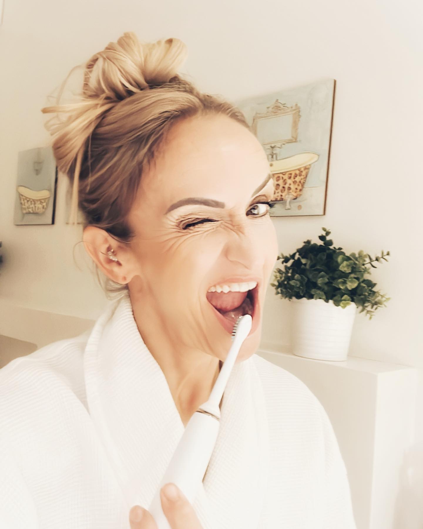 •B E A U T Y • H A C K 1•
“Bitte die Zähne vor Deiner Pflege-Beauty-Routine putzen!”
Warum?
Swipe nach rechts ➡️ und ich verrate es Dir😉
Folgt mir für weitere Beauty- Hacks und Tipps - ich werde hin und wieder weitere Geheimnisse aus meiner über 30-jährigen Erfahrung preisgeben.
Lasst uns gemeinsam unsere Schönheit entfalten und uns in unserer Haut einfach wohlfühlen.
PS: Werde die Tipps in den Highlights speichern😉 oder markiere einfach den Beitrag.
Wenn Dir dieser Tipp gefallen hat freue ich mich über ein ❤️
Lieber Gruss Deine
Catalina
.
.
.
.
.
.
#beautytipps #kosmetikerin #erfahrung #strahlendehaut #beautygeheimnisse #avouscosmetics #dürnten #zürichoberland