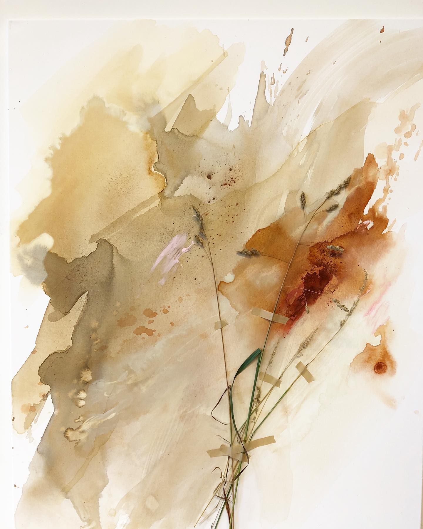 Hi there! I’m trying something new here. Let’s say it’s playtime in the studio. This is the stage where I try to put the idea I have in mind on the canvas. These are the real grasses, I’m planning to paint them super realistic this way on top of the splatters. What do you think: with or without tape 🌿😜?!
#creativeplay #studiopainting #artplay #botanicalart #plantpainting