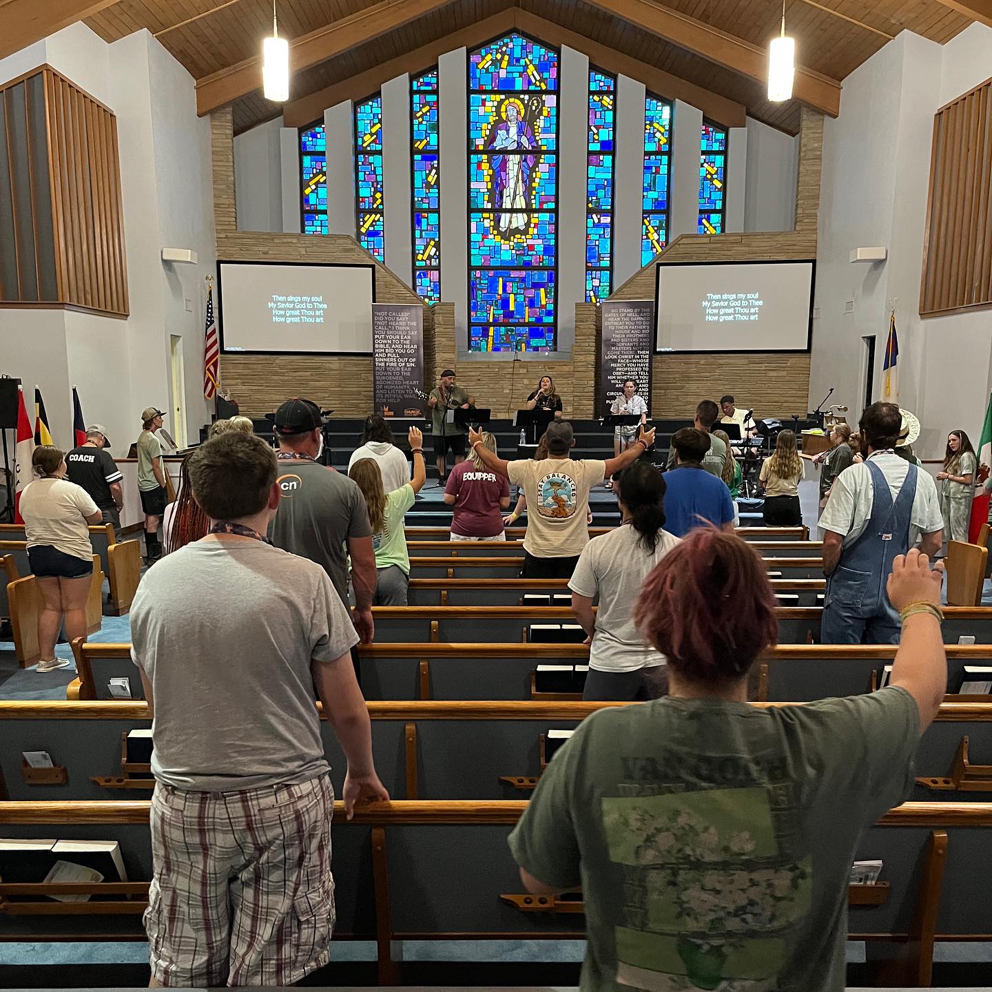 Tonight’s time of worship was full of surrendered hearts! Tears fill the altar as the Lord touch’s people with prayers asking God to give us his eye to see people the way he does and be broken for the lost. @mobile.missions.network #gostudents #missions #worship #musicianary