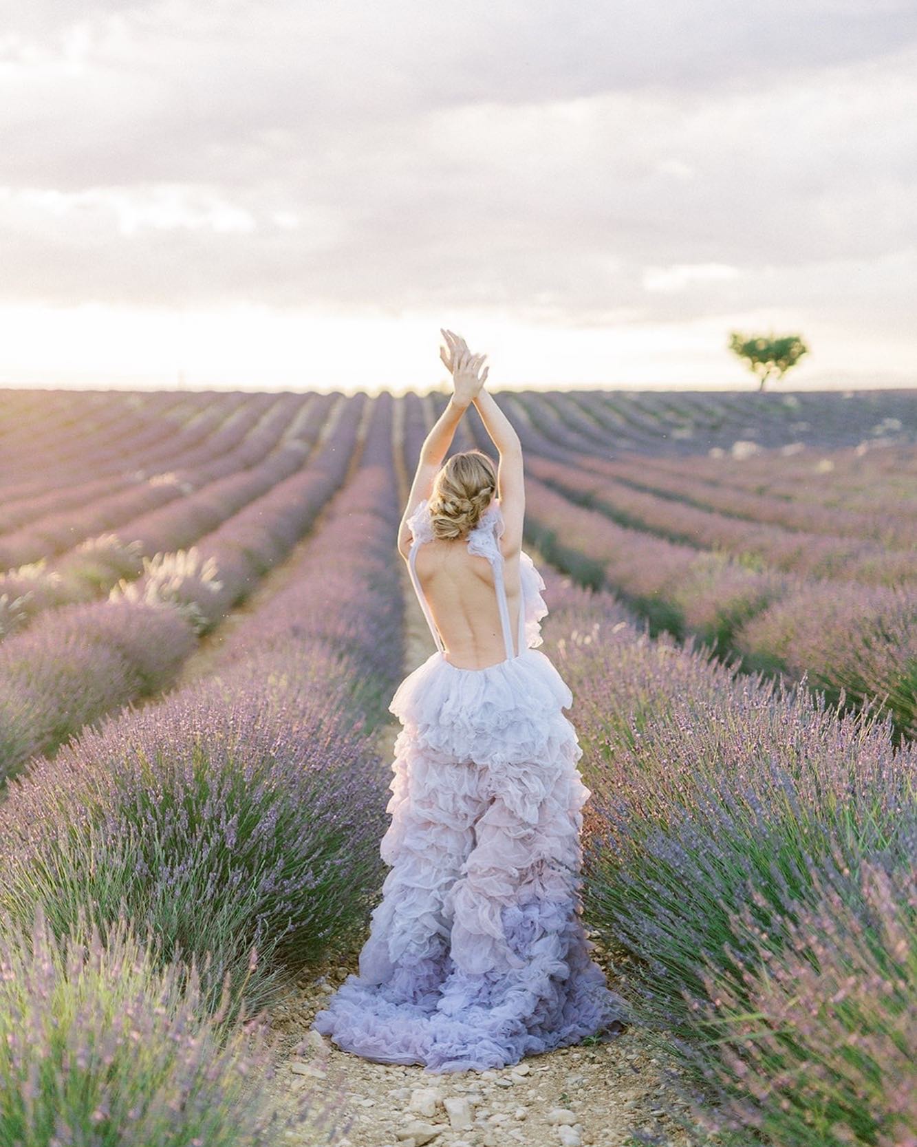 Chers futurs mariés, connaissez-vous le Day After ?
C’est l’occasion parfaite pour prolonger la magie de votre mariage et préserver des instants intimes qui échappent souvent à l'agitation du grand jour.
Revêtez à nouveau votre tenue de mariage, plongez dans une ambiance détendue et explorez de nouveaux lieux sans contraintes de temps ni de protocole.
Voici pourquoi vous devriez envisager cette séance :
1️⃣ Intimité et tranquillité : Vivez l'instant présent, sans distractions extérieures.
2️⃣ Choix du lieu : Découvrez denouveaux endroits qui vous inspirent et laissez libre cours à votre imagination.
3️⃣ Souvenirs intemporels : Créez des moments privilégiés qui resteront à jamais gravés dans votre mémoire.
4️⃣ Sans contrainte de temps: Profitez pleinement d’un large créneau pour obtenir des photos de couple exceptionnelles.
Alors, que diriez-vous d’inclure cette session dans vos préparatifs de mariage ?
.
.
Publié sur @weddingsparrow
Photos: @sandramalbequi.photography
Planning and concept: @geraldineleblanc.photography
Floral designer: @capucineatelierfloral
Dress: @millia.london
Hair and make-up: @karinebrossardmakeuphair
Stationery: @thebridalpress
Muse : @oceane.leny
.
.
#weddingphotographer #luxurywedding #luxuryweddingphotographer #weddingsouthoffrance #fineartweddingphotographer #provencewedding #wedding2024 #destinationweddingphotographer #frenchrivierawedding #rivierawedding #fineartweddingfrance #luxuryweddingplanner
