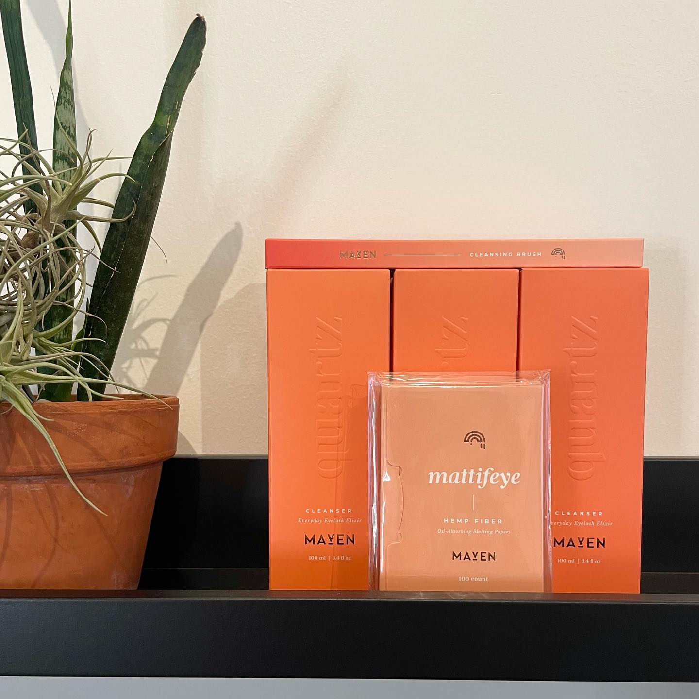 The dynamic aftercare trio 💪🏽
Mattifeye: Hemp blotting papers to remove excess oil from skin throughout the day
Quartz Cleanser + Brush: Organic, plant-based and moister rich ingredients gives you a squeaky clean feeling without leaving lashes feeling brittle or dry. Pair Quartz with our soft and gentle bristle brush to encourage dirt and oil to lift from lash line 🚀
What does your aftercare routine look like? Fav product? Let us know! ⬇️