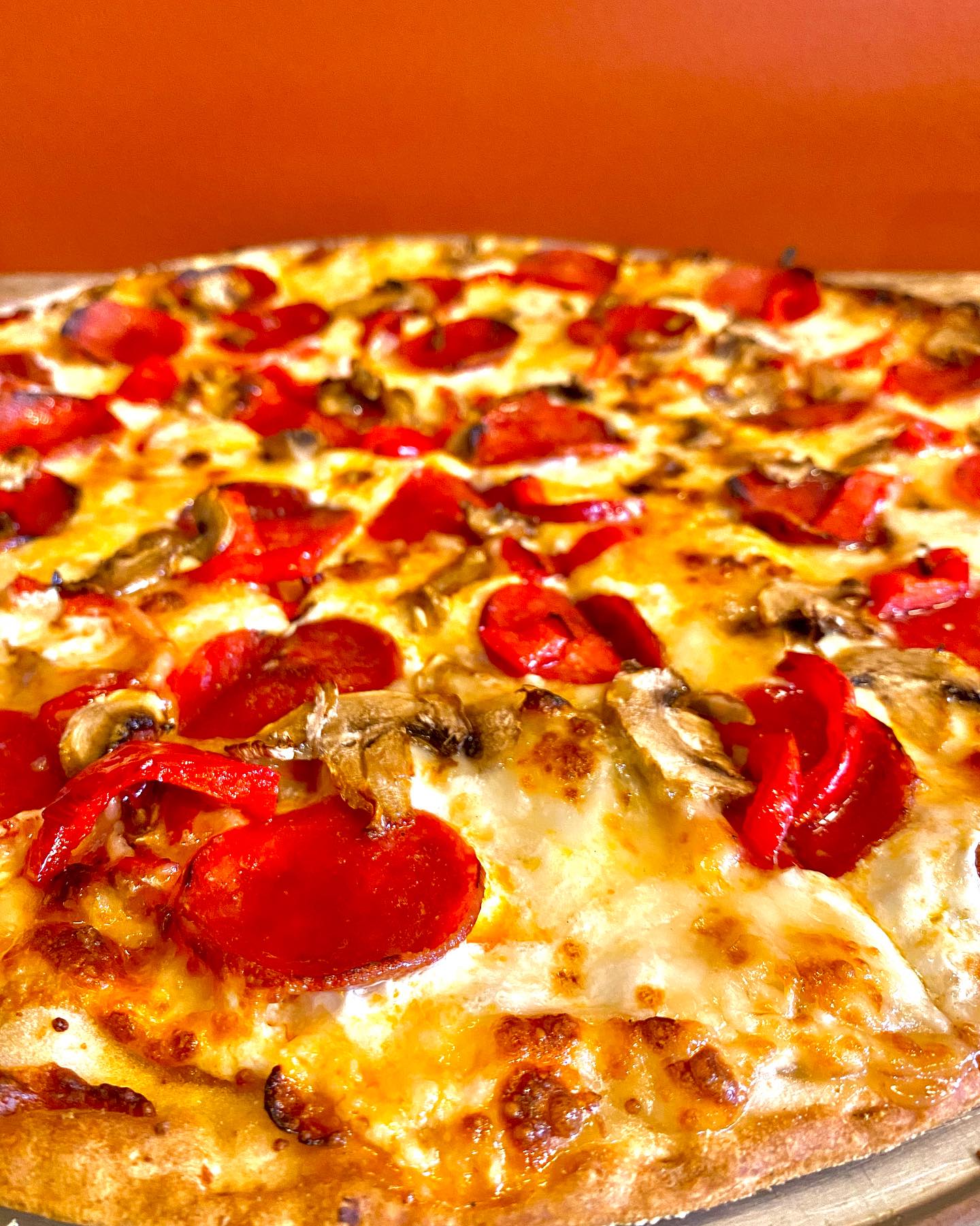 Hot Honey Pepperoni Pizza with red peppers and mushrooms…😋😋😋🍕 #pizza #pepperoni #jpspizza #jpspizzaandgrill #yammi #summervibes #thincrust #thincrustpizza #wilmette #northshore #chicago