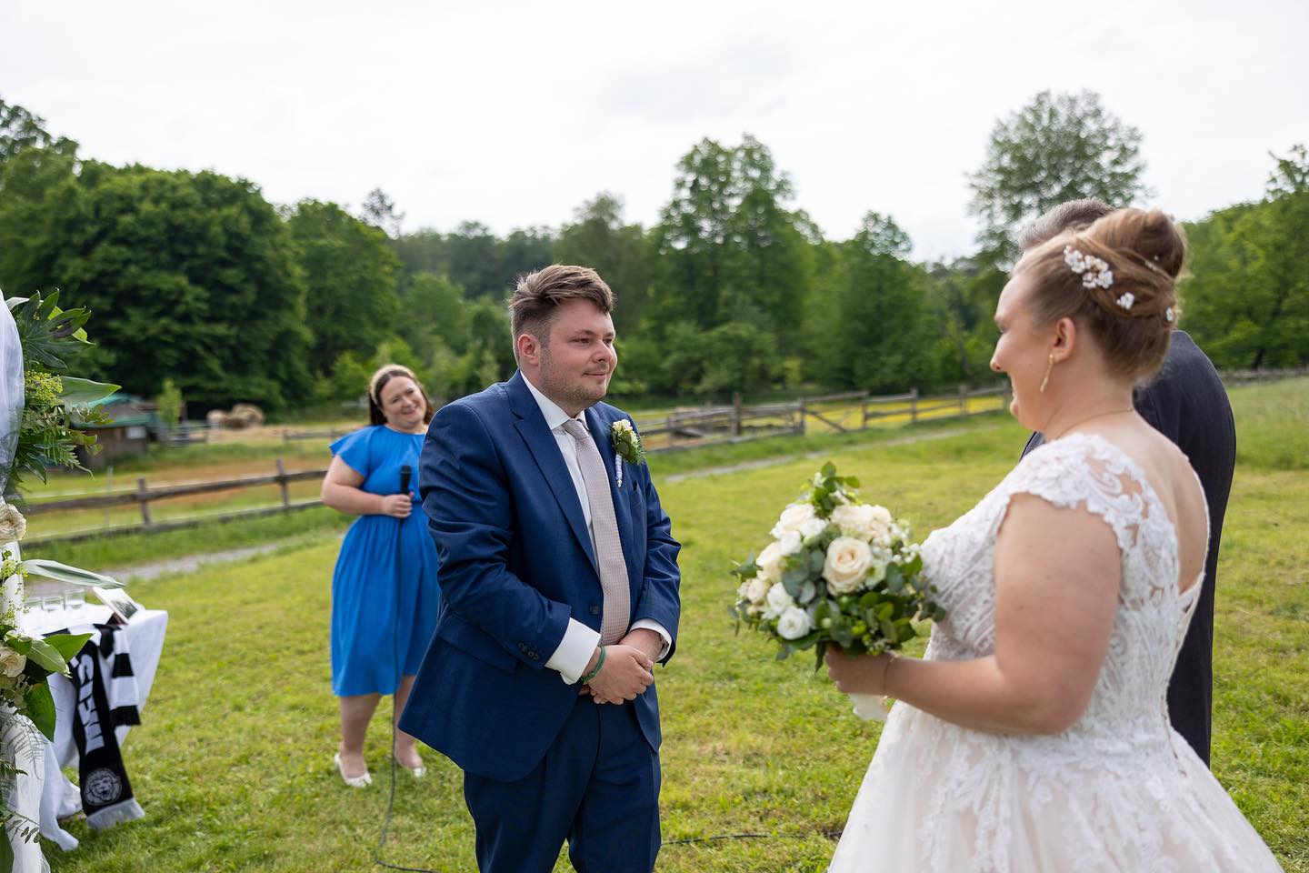 Was es für mich heißt, Eure Rednerin zu sein: Ich bin immer da für Euch, wenn wir Eure Zeremonie vorbereiten, aber es geht nicht um mich. Das ist Eure Bühne, Euer Moment. Ich überlasse Euch das Feld, ohne Euch allein zu lassen. Ihr wisst immer, was passiert und wir machen nichts, was ihr blöd findet. Ich bringe Euch vom Einzug bis zum Auszug durch Eure freie Trauung. Deal?
Der wunderbare Einzug von Laura und Patrick wurde festgehalten von @lotusxphotography auf dem @gutshof.thomashuette 🤍
.
#freierednerin #freietrauung #hochzeit #wedding #heirateninhessen #love #inspo #weddinginspo #freiezeremonie #yes #brautstrauß #hochzeitskleid #ilovemyjob #darmstadt #hessen #freierednerinhessen #isaredet