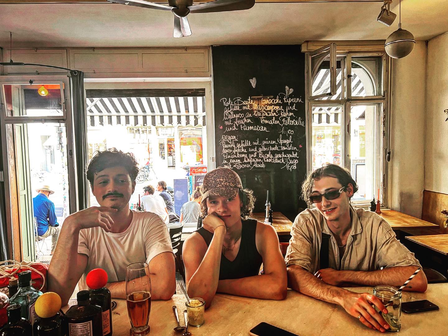 HOT WEATHER 🫠
HOT BOYS 🥳
.
.
.
#mädchenitaliener #tresenboys #mitte #berlinmitte #italianfood #alteschönhauser #pasta #superbazaro