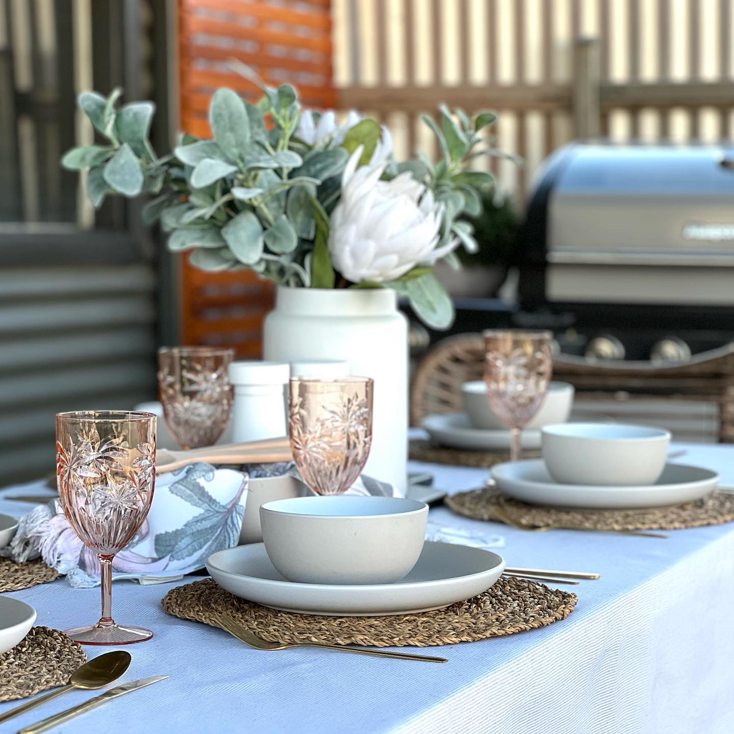 Outdoor dining vibes on point. Why not pick up some fresh local goodies and cook up a storm in our alfresco area 💚💚 Food tastes extra amazing when enjoyed in the fresh air || The Q Cottage
