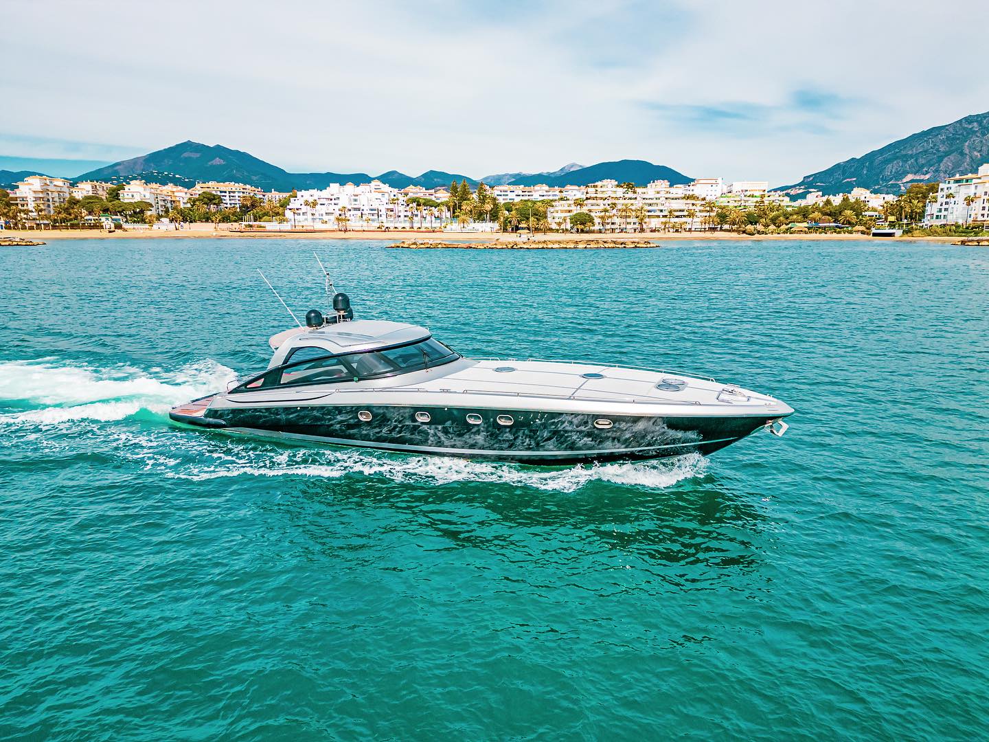 Live The Yacht Experience in our Baia Azzurra 63 available for rent in Puerto Banús. Check the information in our website✨.