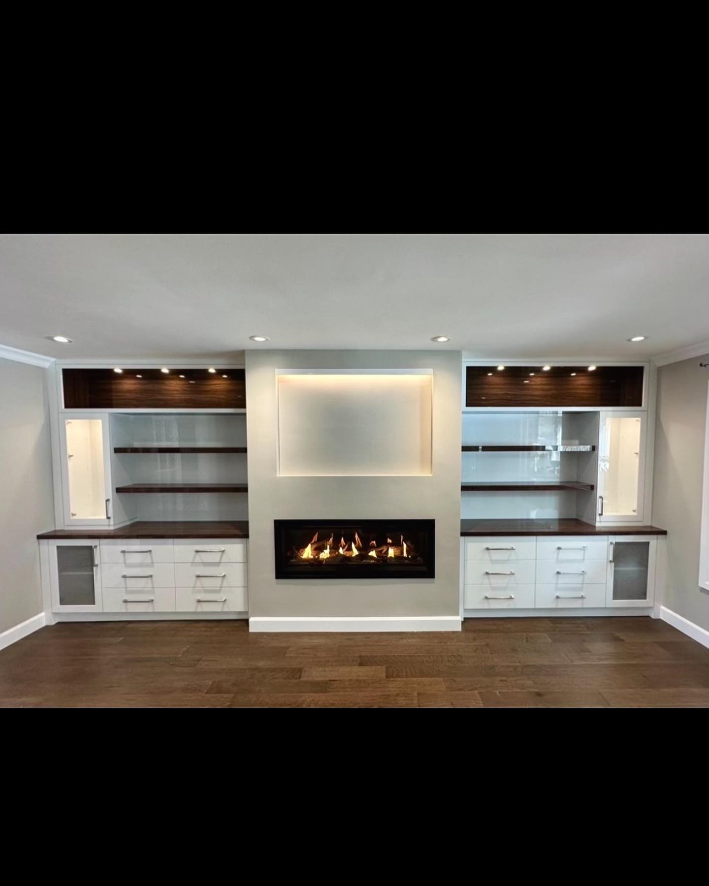 Beautiful high gloss built-in’s.
Engineered hickory floors.
.
.
Cabinets supplied by: @kitchencourt
#customcabinetry #whiteinteriors #builtins #highgloss #fireplacedesign #woodinterior #cabinetry #carpentery
