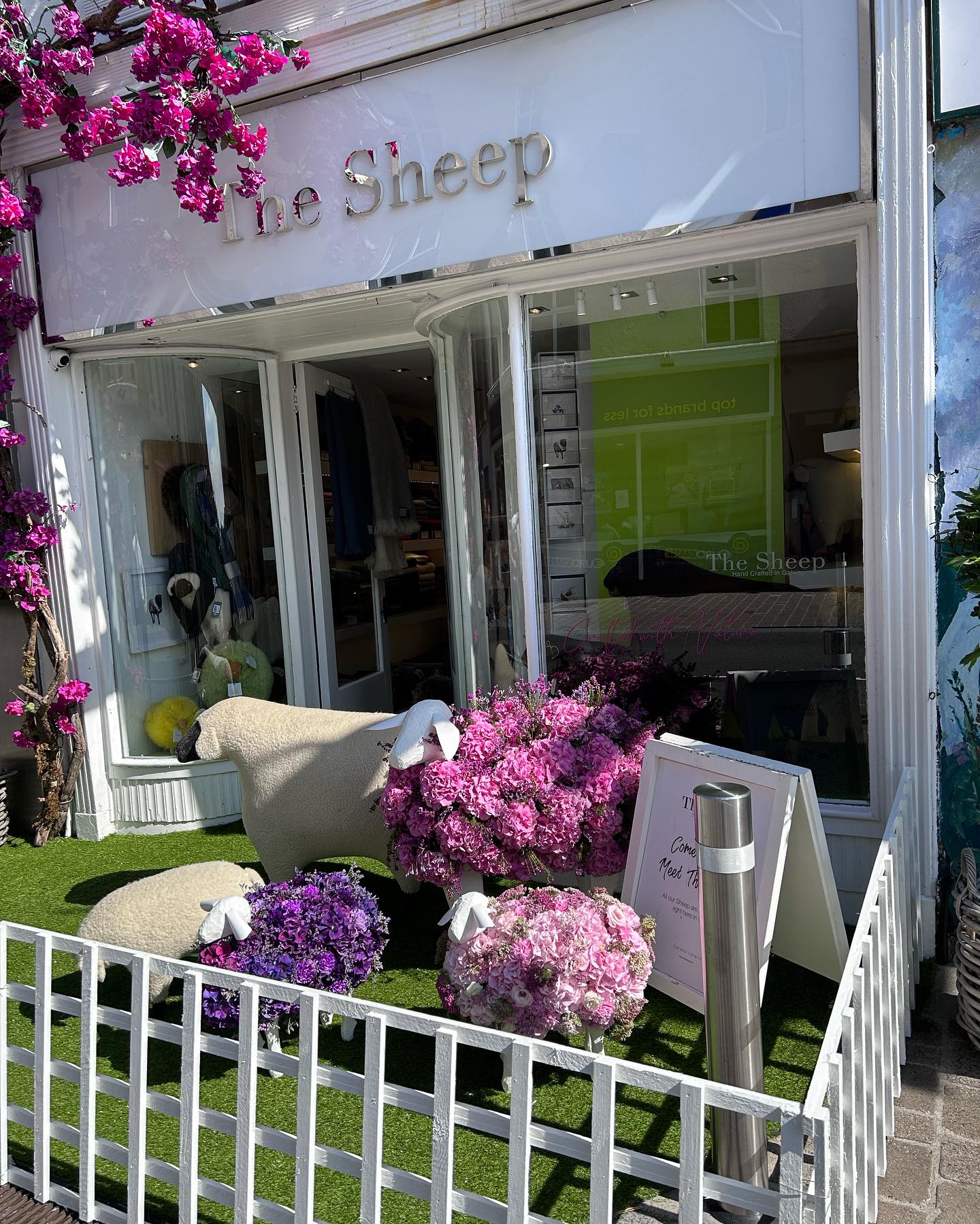 #floralart in collaboration with @yes_flowers #flowersheep to celebrate @galwayintarts