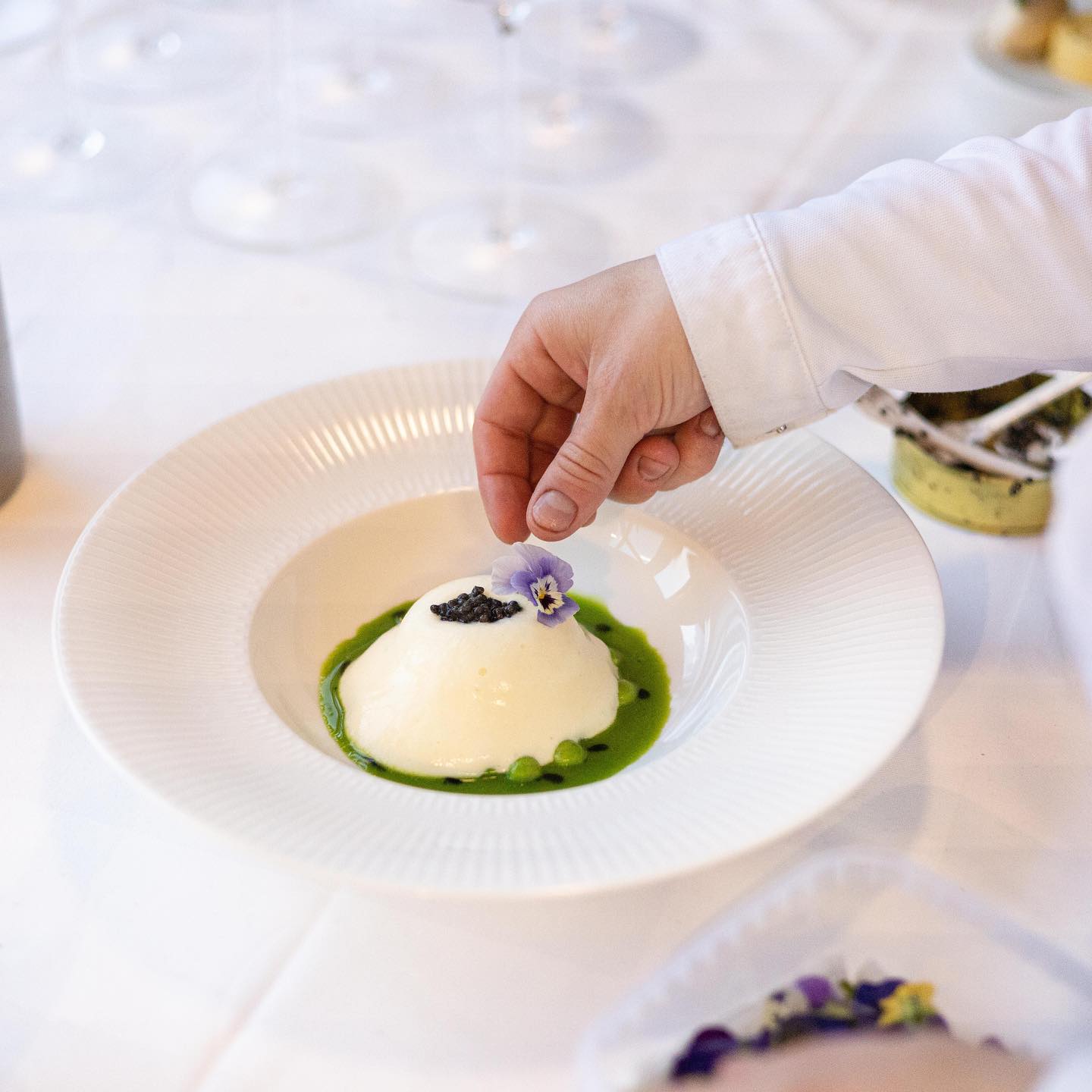 Some impressions from our latest „Culinary meets Art“ in #salzburg with artist @ivankatalinic
.
.
.
📸 @alpirz
@culinarymeetsart
@stokesixagency
#culinarymeetsart #kunst #kunstausstellung #exhibition #kulinarik #artonaplate #theartofplating #popup #dinner