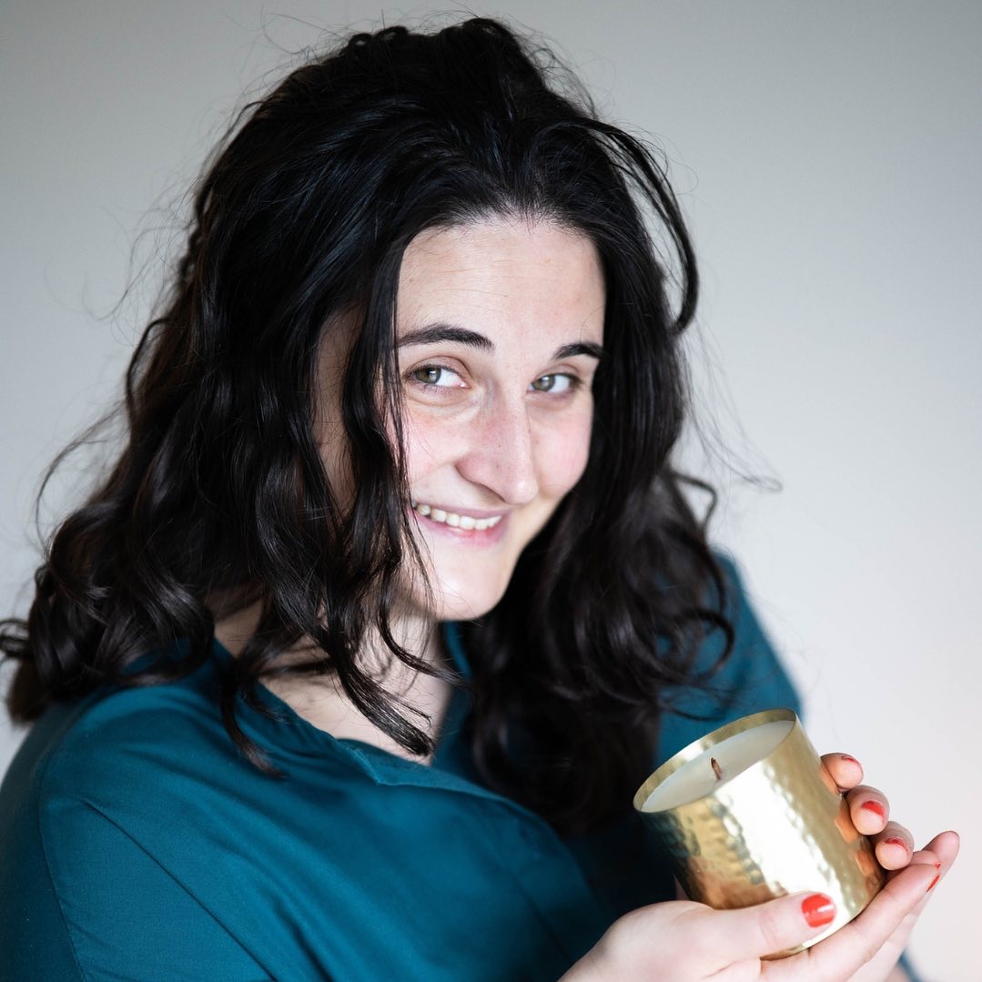 Die Idee, dass jede Frau eine Göttin ist, kann als Metapher für die innere Stärke, Schönheit und Einzigartigkeit jeder Person verstanden werden.
Also erinnere dich daran: Du bist einzigartig und wertvoll, genau so, wie du bist. Nimm dir Zeit für dich selbst und lerne dich zu lieben. Selbstliebe ist der Schlüssel zu einem erfüllten und glücklichen Leben.
Herzlichst,
Ana 💚
#arnacandles #arnacandlesmagia #arnacandlesdeco #kerzenliebe #kerzengießen #kreativität #kerzenschein #duftkerzenliebe #kerzendeko #selbsliebe #zeitfürsich #göttin #frauenstärkenfrauen #bodensee_de #bodenseeliebe❤️ #bodenseekreis