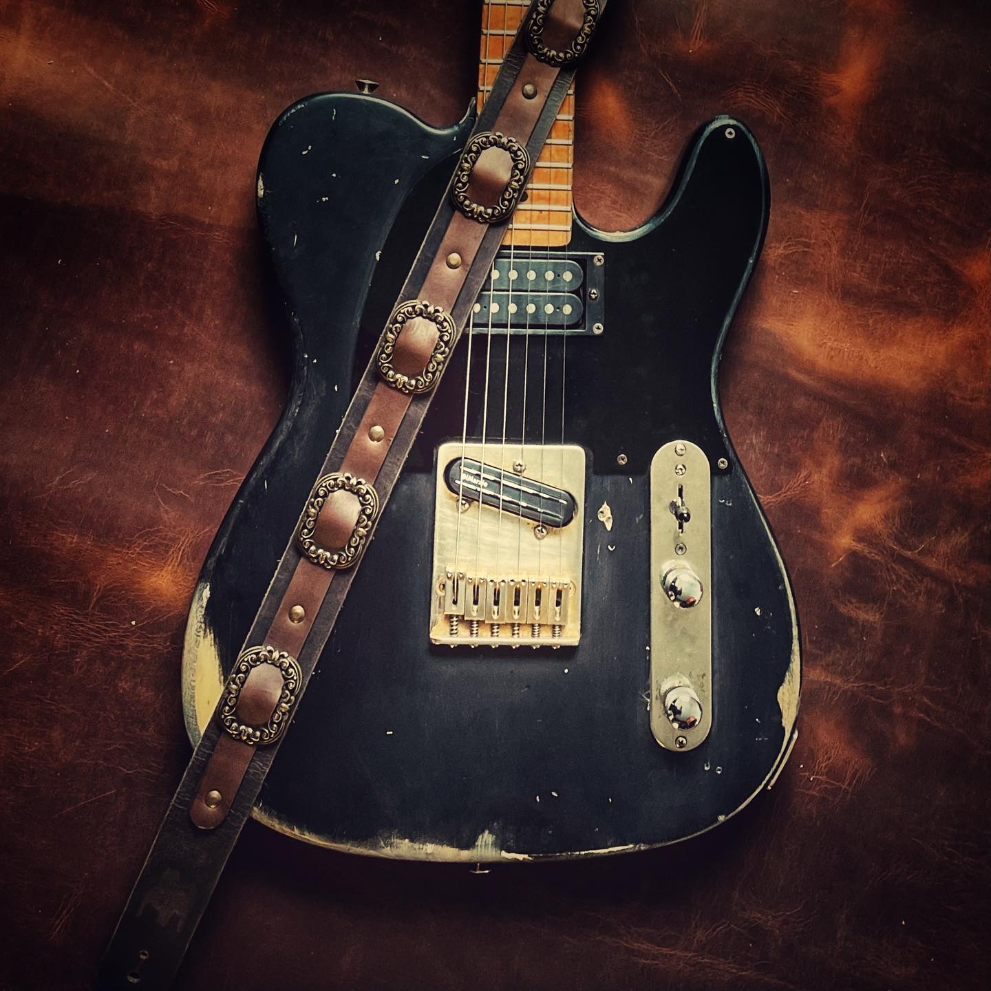 Novas possibilidades! 🤘🏼
.
.
.
#façaacontecer #leathergoods #leatherguitarstraps #correiasparaguitarra #acessóriosemcouro #handmade #leather #feitosàmão #feitosàmãonobrasil #couro #artigosdecouro #qualidade #exclusividade #rústico #rocknroll #blues #coffee #café #musicacouroecafé #agenteamaoquefaz