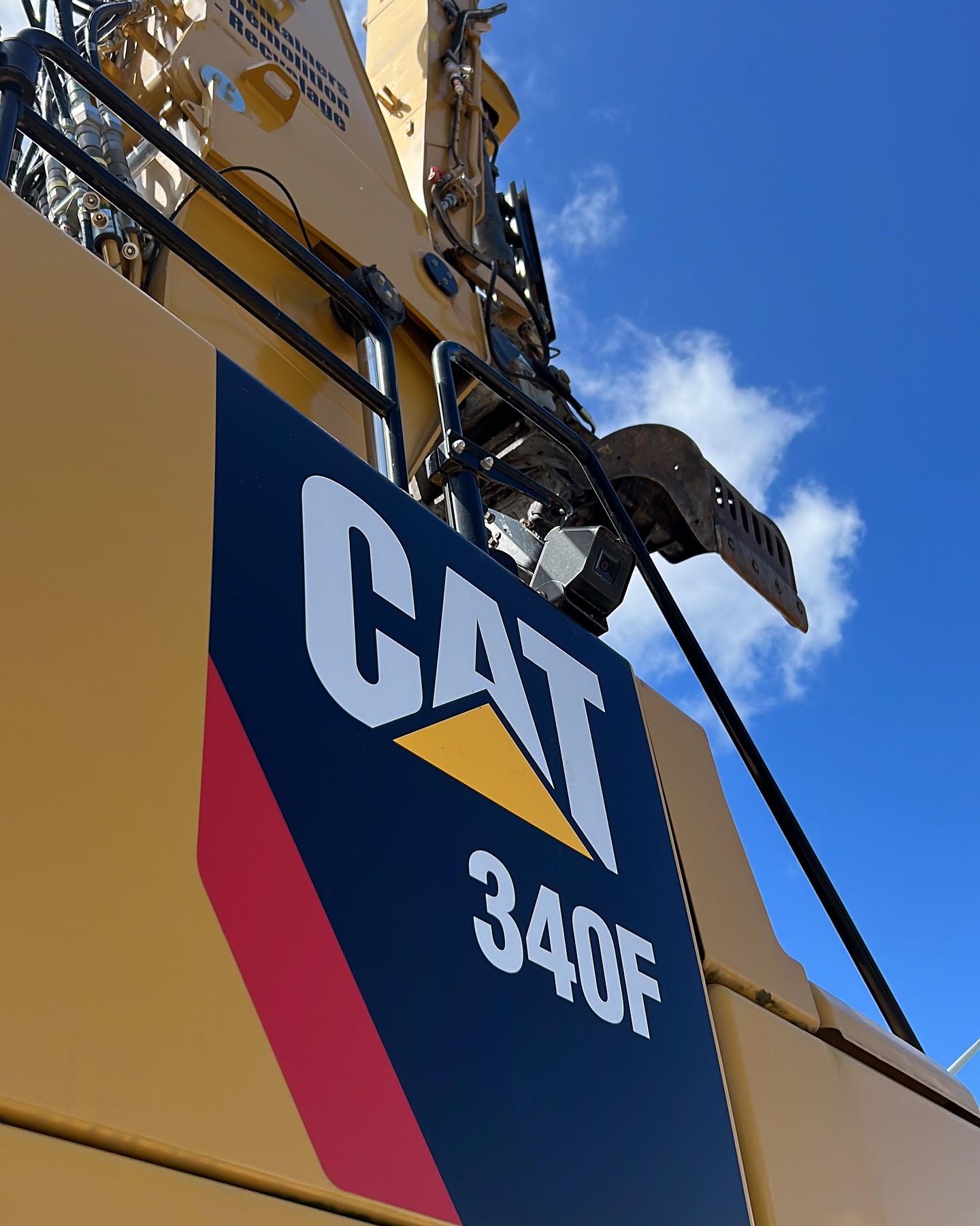 🚨🚨🚨
Sinds kort is Grondwerken De Mol de trotse eigenaar van een prachtige 340F high demolition long reach. Deze kraan heeft een eigen gewicht van 54 ton en is uitgerust met verstelbare rupsen, kantelbaar cabine en beneveling systeem. Tevens kan de arm vervangen worden door een kortere arm.
Deze machine is tevens te huur met bedienaar!
Voor meer info:
📧:jeroen@grondwerkendemol.be
☎️: 09/356 90 79
👩💻: www.grondwerkendemol.be
#newmachine #cat #340f #Demolition #demolitionequipment #forrent #rental #heavyequipment #sloop #sloopwerkzaamheden