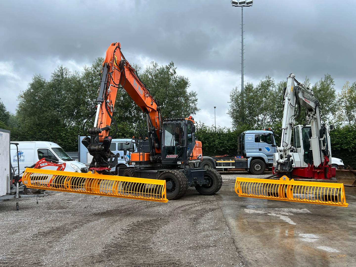 Wist je dat.. Grondwerken De Mol ook actief is in het onderhoud, baggeren en uitvoeren van allerhande oververstevigingswerken aan zowel bevaarbare als onbevaarbare waterlopen? Dit zowel voor particulieren , bedrijven en openbare besturen.
Momenteel staan we terug klaar voor de reitwerken seizoen 2023 waarvoor we terug geïnvesteerd hebben in 2 extra Herder maaikorven.
📣 🚨we zoeken nog arbeiders en kraanmachinisten voor afdeling waterbouwkundige werken!! 🚨
#waterbouw #oeverversterking #Herder #slibruiming #baggeren #groundworkisthebasethefinishingtouchisourcase #TeamDeMol #hitachiexcavator #doosan #Takeuchi #jobsearch #vacature #joinus #joinourteam
👩💻:www.grondwerkendemol.be
📧:Info@grondwerkendemol.be
☎️: 09/ 356 90 79