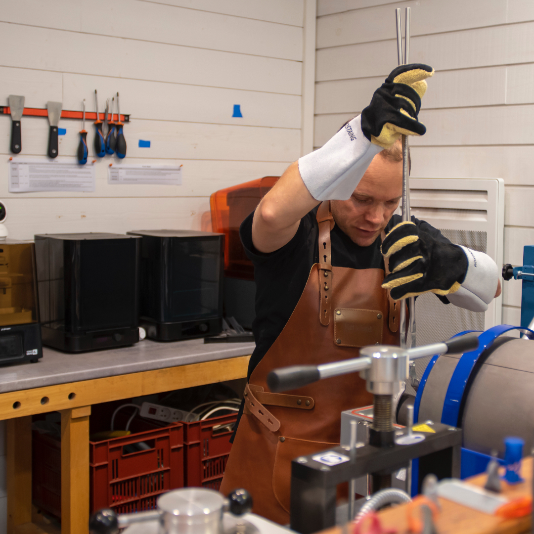 On place le cylindre dans son support, face au creuset contenant la grenaille du métal choisi.
📷@dedeur_production
#finistere #madeinfrance #quimper #atelier #argent925 #fonderie