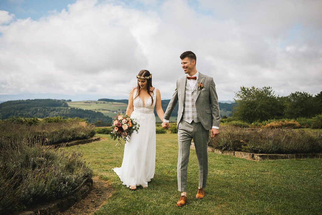 … wir durchstöbern gerade eure herzerwärmende Fotostrecke und durchleben gerade einen richtigen FLASHBACK und Gänsehaut! 🤩😍 Wir sind so unfassbar dankbar und stolz, dass wir euch an eurem schönsten Tag begleiten durften 🥰
#verbundenheit #sovielliebe #traumhochzeit #siehabenjagesagt #herzberg #freudentränen #familie #freunde #unvergesslich #herzerwärmend #wirsindsodankbar #❤️ #schonfasteinjahrher