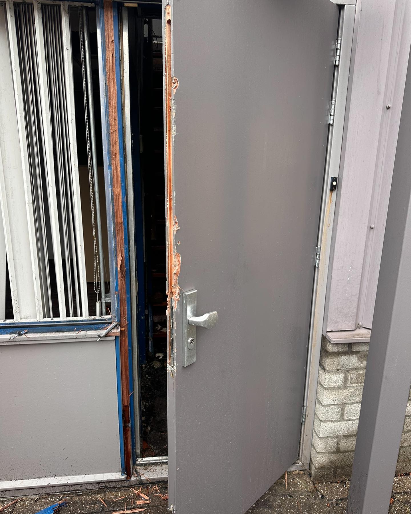 Helaas is dit pand getroffen door brand. Binnenkort starten wij daar met het herstellen van de schade. De toegangsdeur is door ons al vernieuwd en het glas is besteld. ✔️
