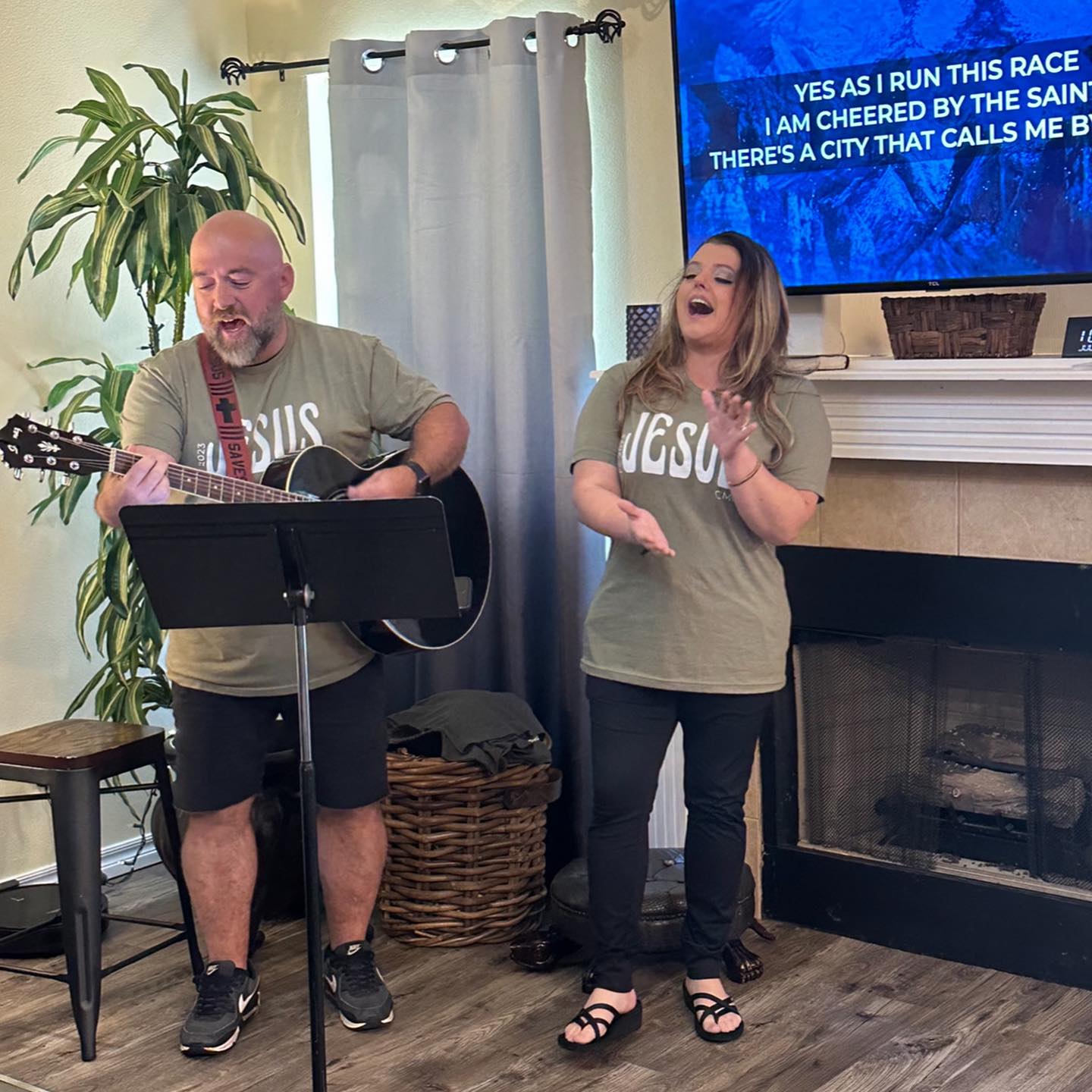 One of my favorites…… worshiping with our house church!!! @cioverdigris #worship #church #musicianary @mobile.missions.network