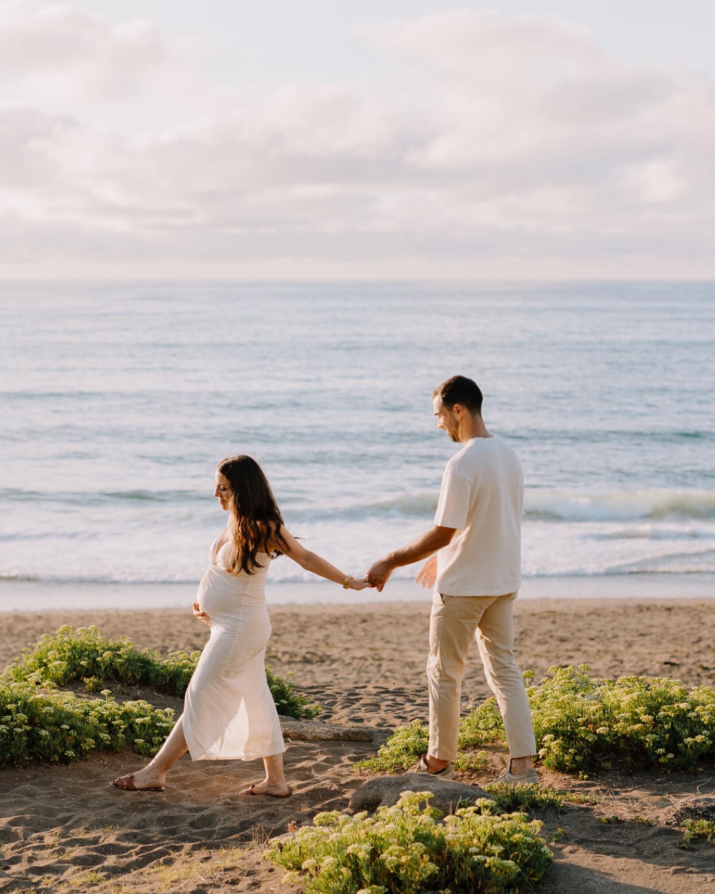 Como todos los fotógrafos de boda, a estas alturas de la temporada parece que estamos metidas en el estudio editando sin parar.
Por eso entre boda y boda planeamos escapadas a la costa para seguir fotografiando vuestros momentos especiales.
No sé a vosotras, pero el mar me tranquiliza y al mismo tiempo me recarga las pilas… Y eso es exactamente lo que hicimos ayer con Janire y Ekaitz. Fue una sesión tranquila, en calma. Ellos fluían perfectamente y todo el entorno y la luz fueron preciosos.
Mila esker bikote!
#sesionembarazoplaya #azkorri #getxo #fotografodebodasenbizkaia #fotografodebodasengipuzkoa