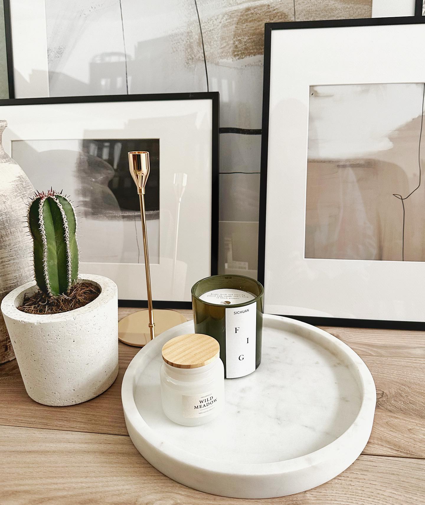 La importancia de elegir los objetos de decoración correctos para un espacio, pueden ser funcionales o simplemente estéticos, pero siempre deben complementar el esquema planeado de colores, materiales y texturas, para así crear un estilo.
.
.
.
#objetosdecorativos #interior #interiordesign #interiorismo #homedecor #decoracioninteriores #decoracion #deco #estilo #paletadecolores #moodboards #objetosdediseño #diseño