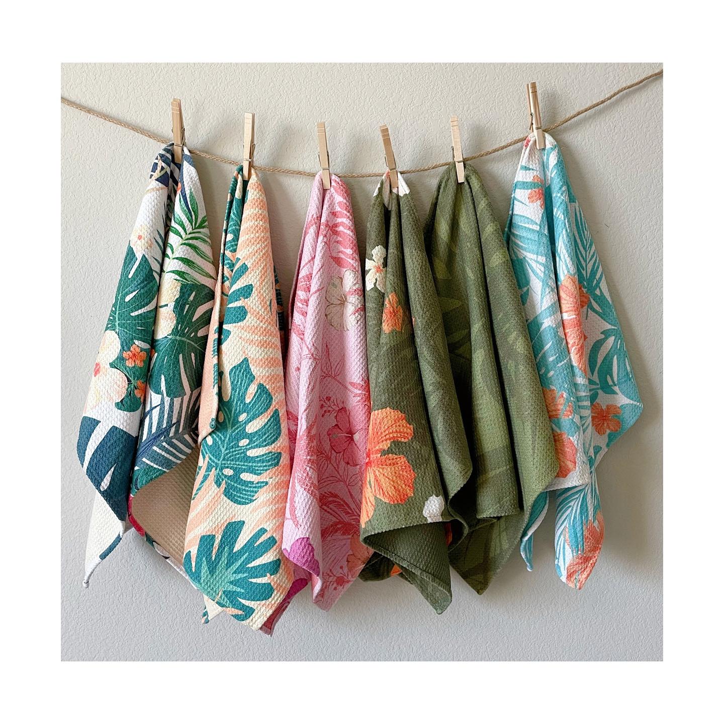 Here's some of our favorite hawaii inspired designed tea towels. 🌺
Which one is your fav?
#rhbhawaii #teatowel #kitchenaesthetic#summervibe2023 #hawaiiinspired